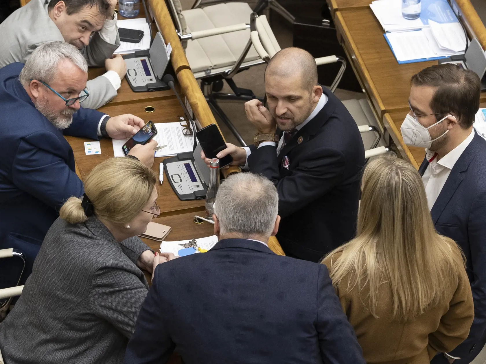 78. schôdza Národnej rady Slovenskej republiky počas ktorej sa poslanci rozhodujú o zotrvaní vlády Eduarda Hegera. 