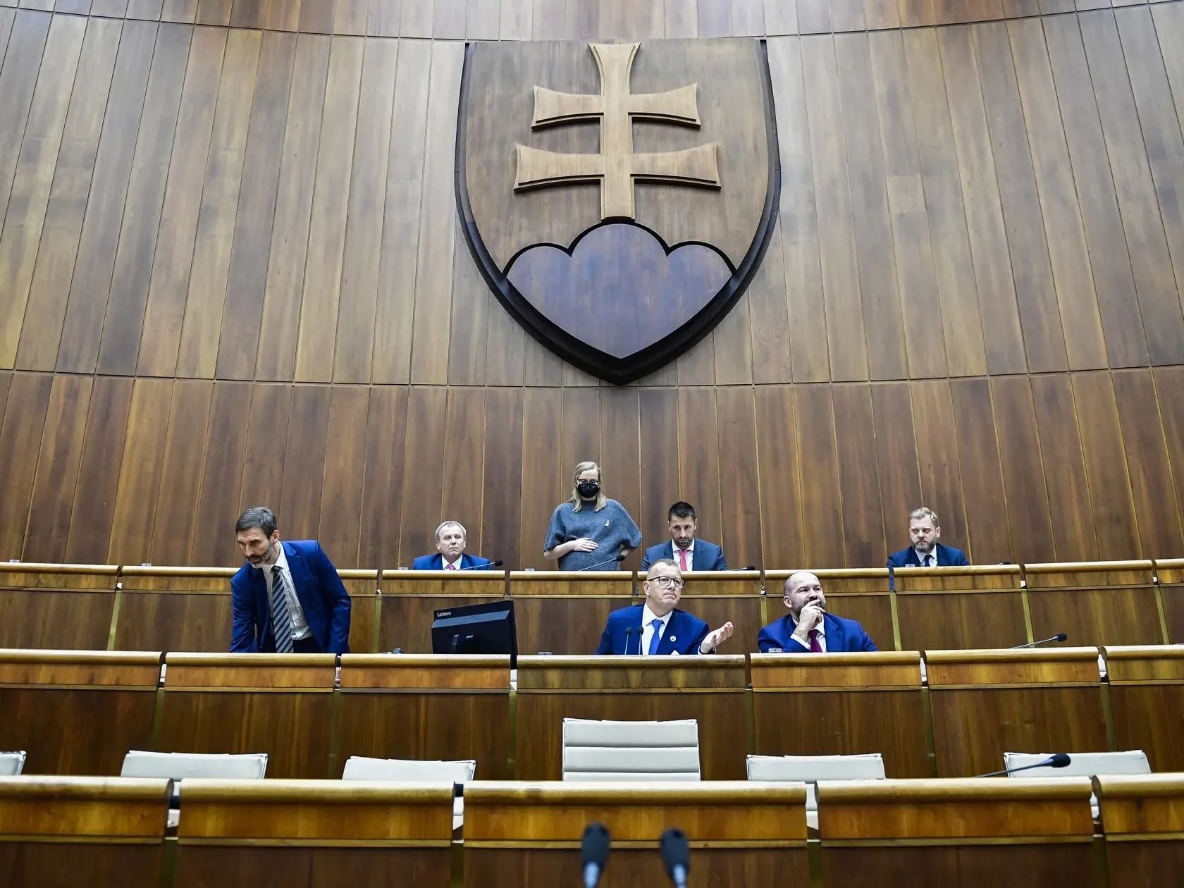 Na snímke stredný rad zľava podpredseda NR SR Juraj Blanár (Smer-SD), predseda parlamentu Boris Kollár a podpredseda NR SR Peter Pčolinský (obaja Sme rodina) reagujú po vyslovení nedôvery vláde Eduarda Hegera (OĽANO) na 78. schôdzi parlamentu v Bratislave vo štvrtok 15. decembra 2022. Národná rada (NR) SR vo štvrtok vyslovila nedôveru vláde Eduarda Hegera. Za jej pád hlasovalo 78 poslancov. FOTO TASR - Jaroslav Novák