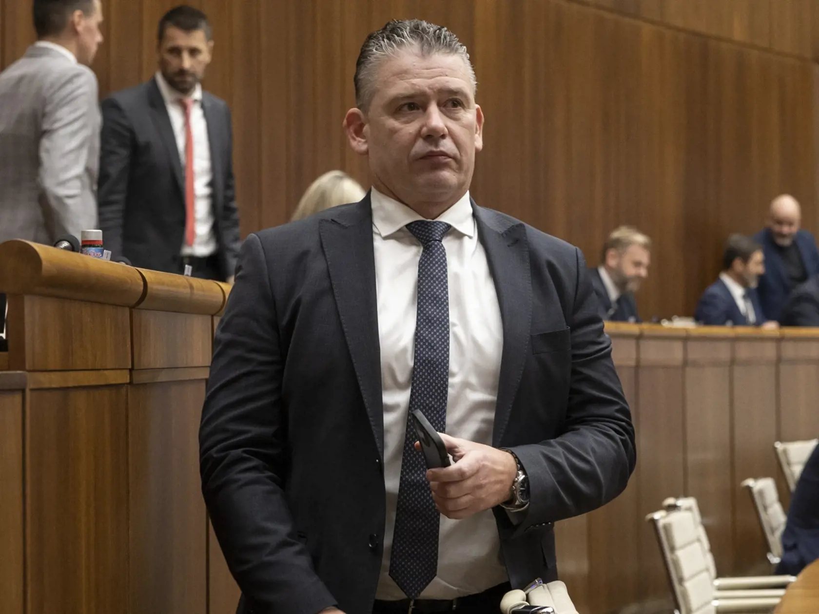 78. schôdza Národnej rady Slovenskej republiky počas ktorej sa poslanci rozhodujú o zotrvaní vlády Eduarda Hegera. Na snímke je Roman Mikulec. 