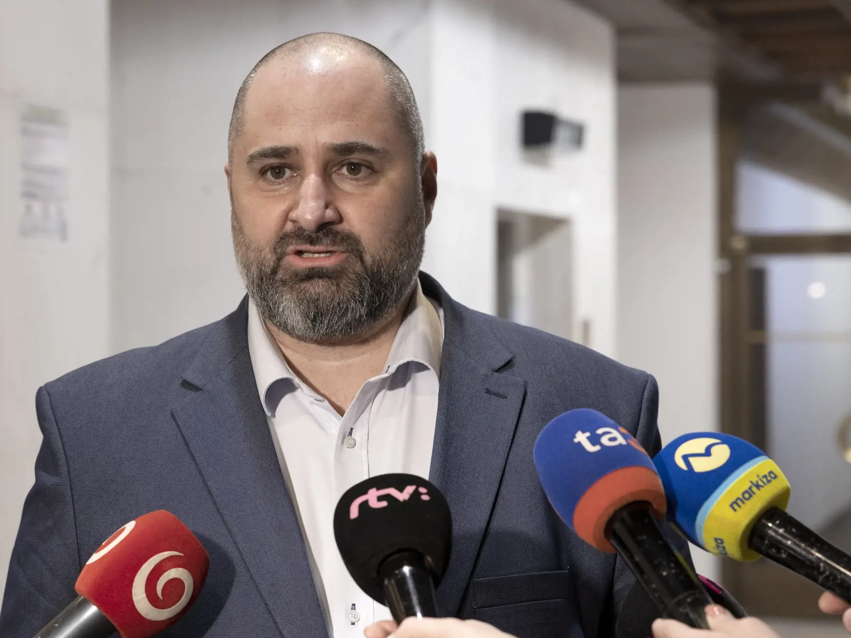 78. schôdza Národnej rady Slovenskej republiky počas ktorej sa poslanci rozhodujú o zotrvaní vlády Eduarda Hegera. Na snímke je Patrick Linhart.