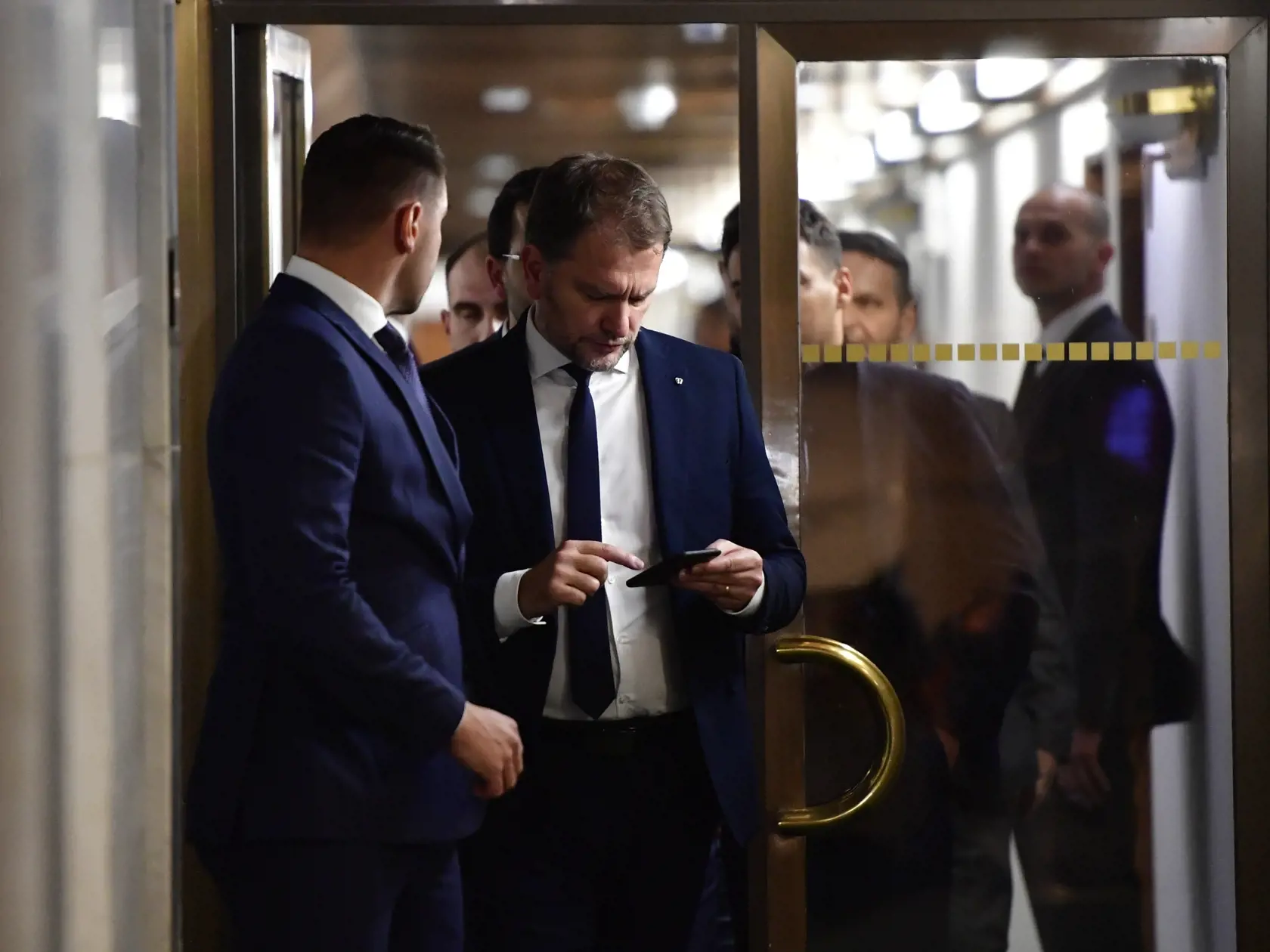 Na snímke druhý zľava podpredseda vlády SR a minister financií Igor Matovič (OĽANO) a koaličný poslanec György Gyimesi (OĽANO) diskutujú počas prestávky pred hlasovaním o návrhu na vyslovenie nedôvery vláde Eduarda Hegera (OĽANO) na 78. schôdzi parlamentu v Bratislave vo štvrtok 15. decembra 2022. Predseda parlamentu Boris Kollár zvolal na podnet poslanca Jána Podmanického (SMER-SD) poslanecké grémium, čo je rokovanie vedenia Národnej rady a poslaneckých klubov. FOTO TASR - Jaroslav Novák