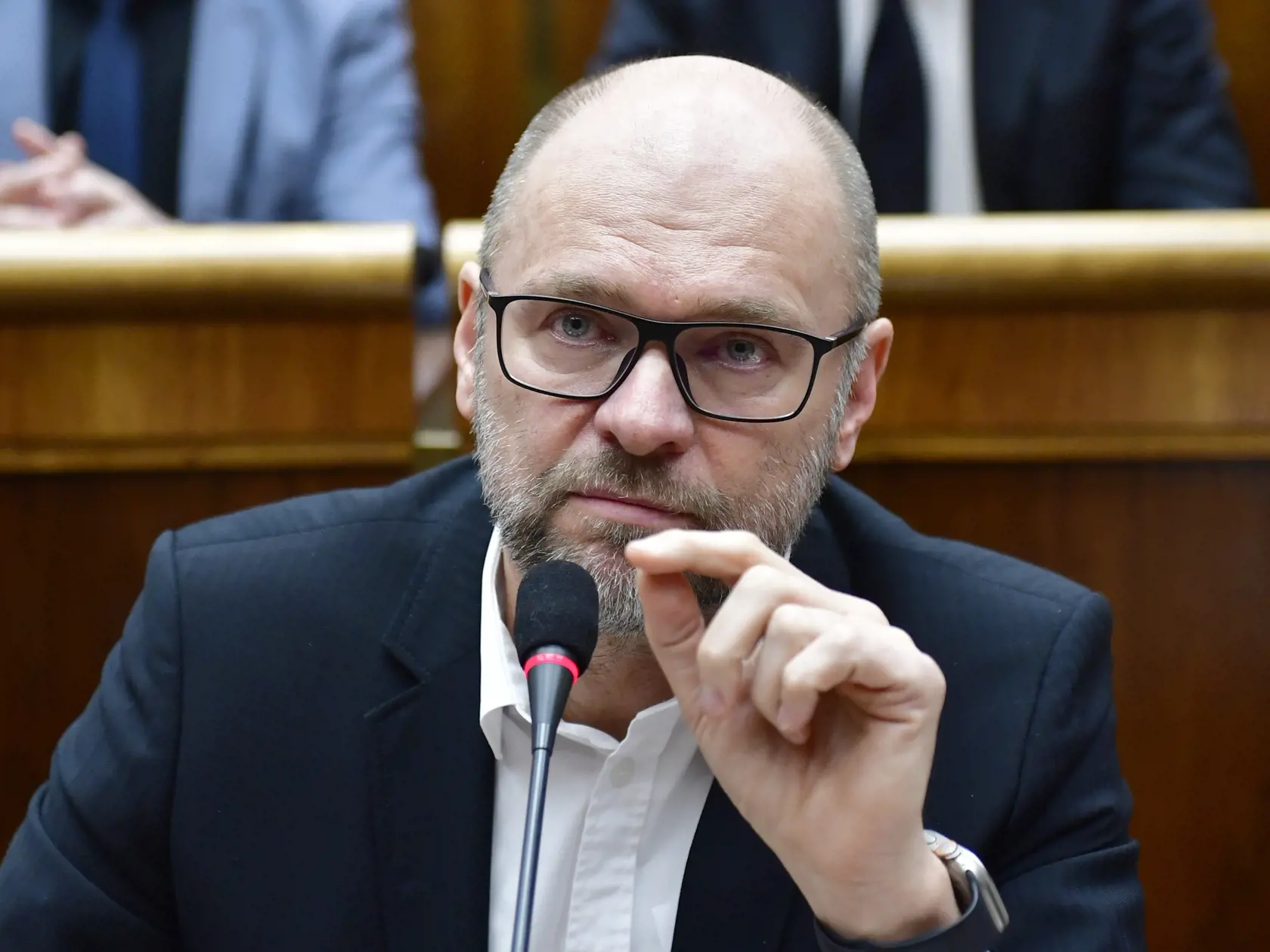 Na snímke opozičný poslanec Richard Sulík (SaS) reaguje v pléne po vyslovení nedôvery vláde Eduarda Hegera (OĽANO) na 78. schôdzi parlamentu v Bratislave vo štvrtok 15. decembra 2022. Národná rada (NR) SR vo štvrtok vyslovila nedôveru vláde Eduarda Hegera. Za jej pád hlasovalo 78 poslancov. Vláda bude ďalej fungovať v demisii s obmedzenými právomocami. FOTO TASR - Jaroslav Novák