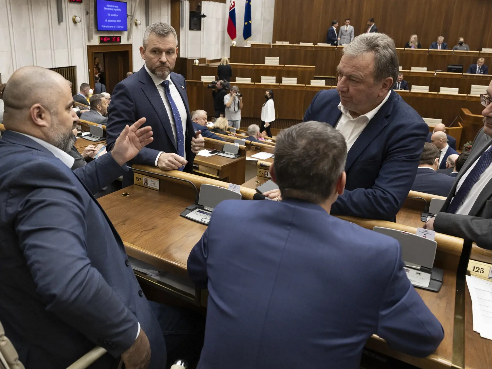 78. schôdza Národnej rady Slovenskej republiky počas ktorej sa poslanci rozhodujú o zotrvaní vlády Eduarda Hegera. Na snímke je Peter Pellegrini. 
