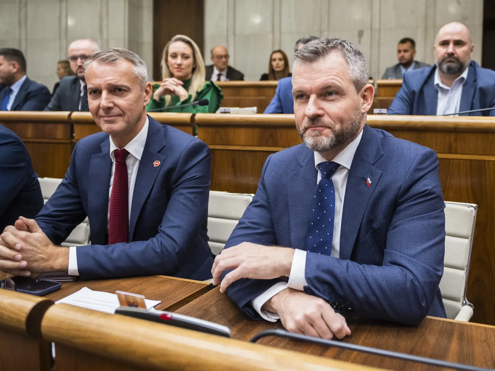 Na snímke predný rad zľava nezaradení poslanci Richard Raši a Peter Pellegrini sedia v pléne Národnej rada (NR) SR pred hlasovaním o návrhu na vyslovenie nedôvery vláde počas 78. schôdze parlamentu v Bratislave vo štvrtok 15. decembra 2022.  FOTO TASR - Jaroslav Novák