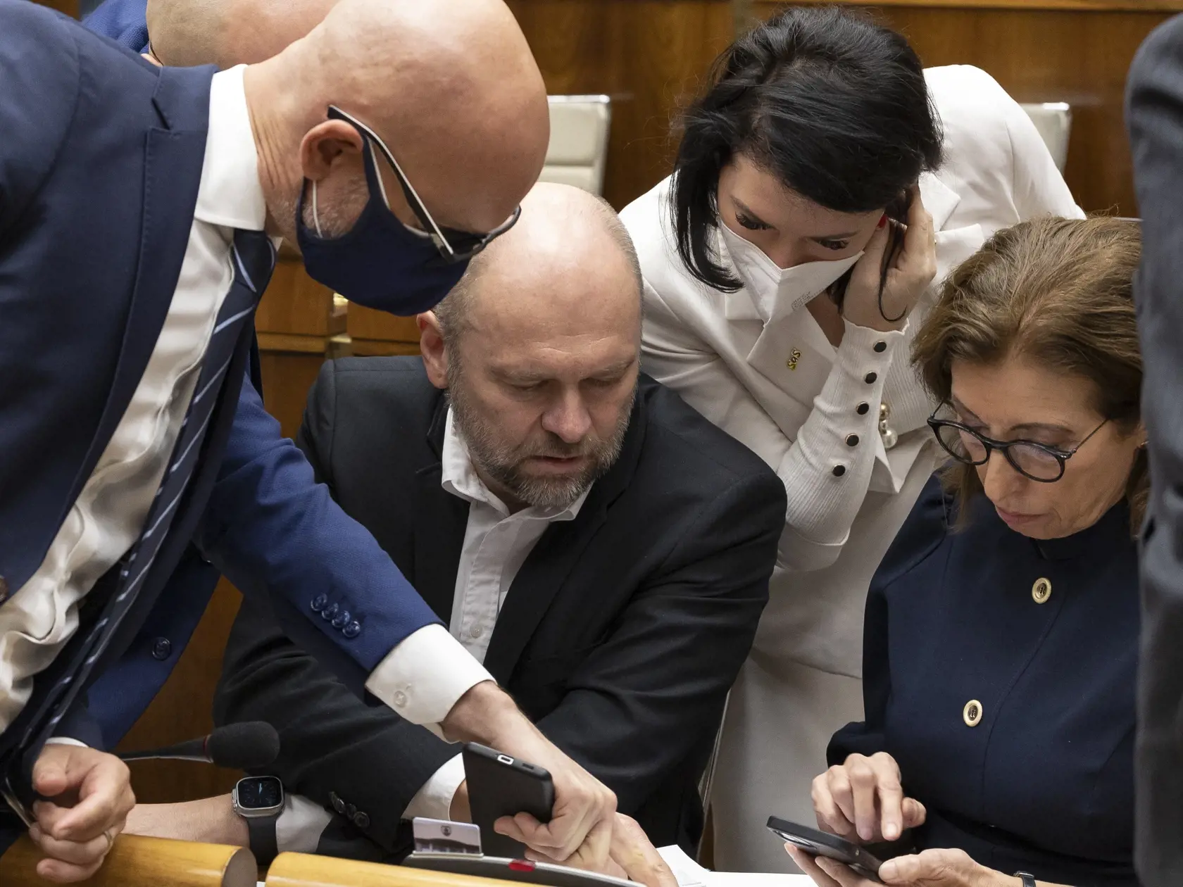 78. schôdza Národnej rady Slovenskej republiky počas ktorej sa poslanci rozhodujú o zotrvaní vlády Eduarda Hegera. Na snímke je Richard Sulík, Branislav Gröhling, Jana Bittó Cigániková, Anna Zemanová.
