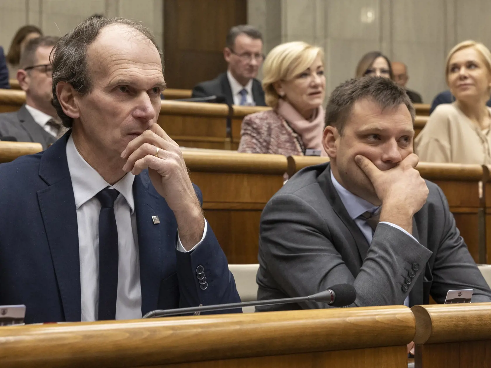 78. schôdza Národnej rady Slovenskej republiky počas ktorej sa poslanci rozhodujú o zotrvaní vlády Eduarda Hegera. Na snímke je vľavo je Marián Kuffa.
