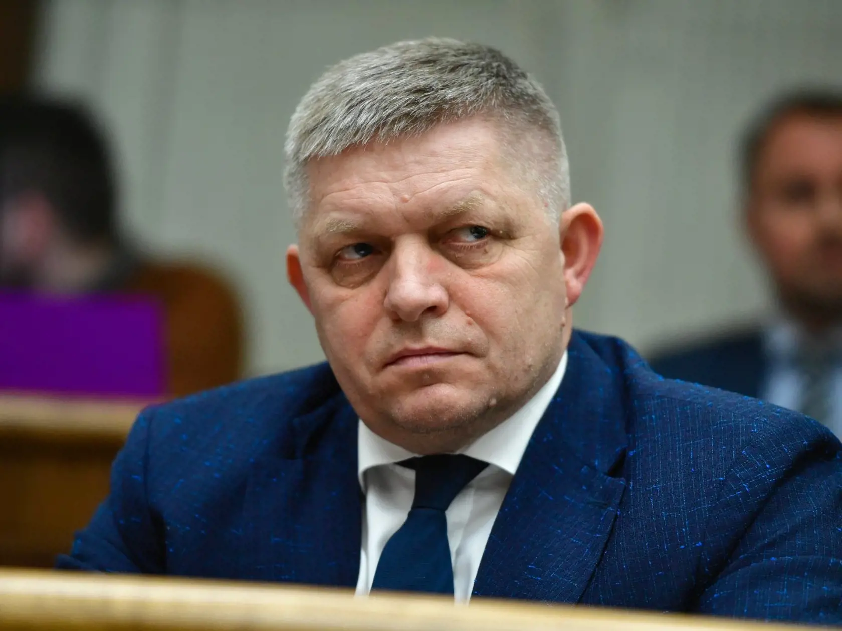 Na snímke  opozičný poslanec Robert Fico (Smer-SD) reaguje v pléne po vyslovení nedôvery vláde Eduarda Hegera (OĽANO) na 78. schôdzi parlamentu v Bratislave vo štvrtok 15. decembra 2022. Národná rada (NR) SR vo štvrtok vyslovila nedôveru vláde Eduarda Hegera. Za jej pád hlasovalo 78 poslancov. Vláda bude ďalej fungovať v demisii s obmedzenými právomocami. FOTO TASR - Jaroslav Novák