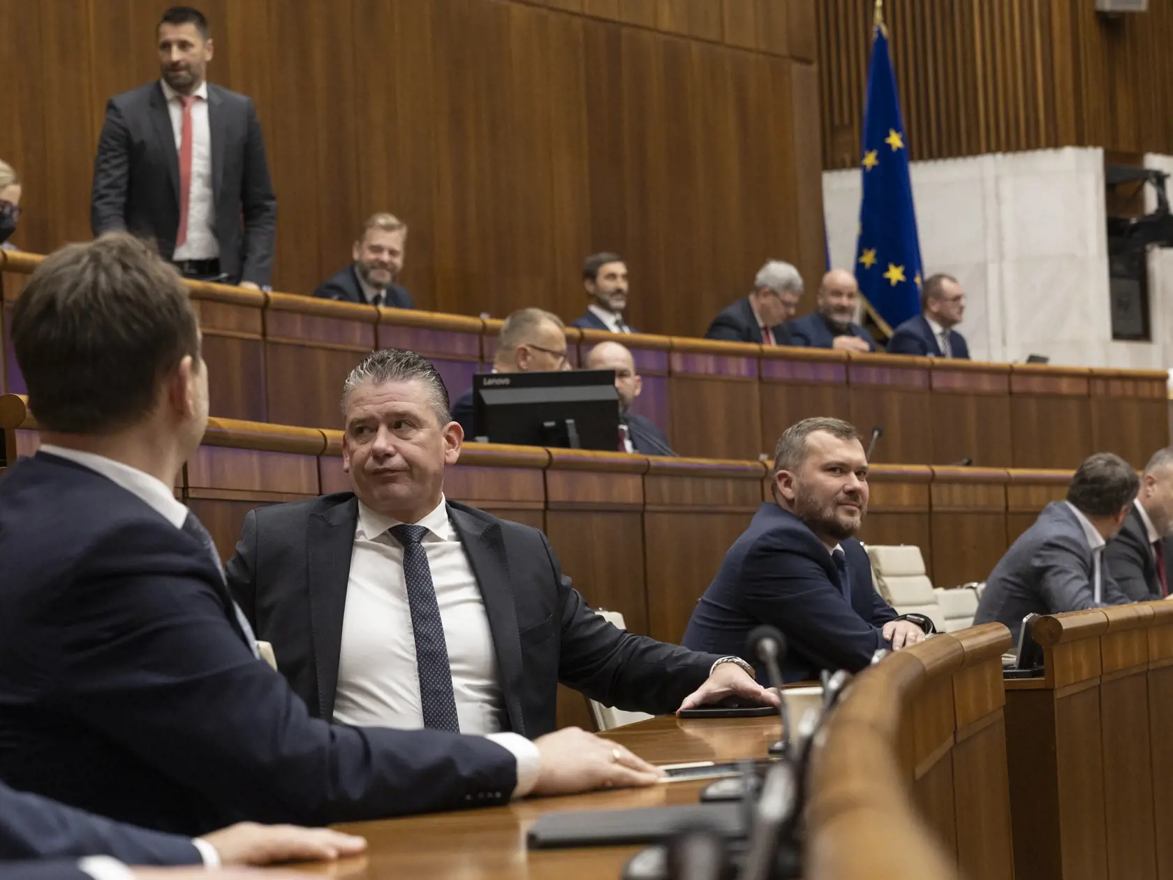 78. schôdza Národnej rady Slovenskej republiky počas ktorej sa poslanci rozhodujú o zotrvaní vlády Eduarda Hegera. Na snímke je Roman Mikulec. 