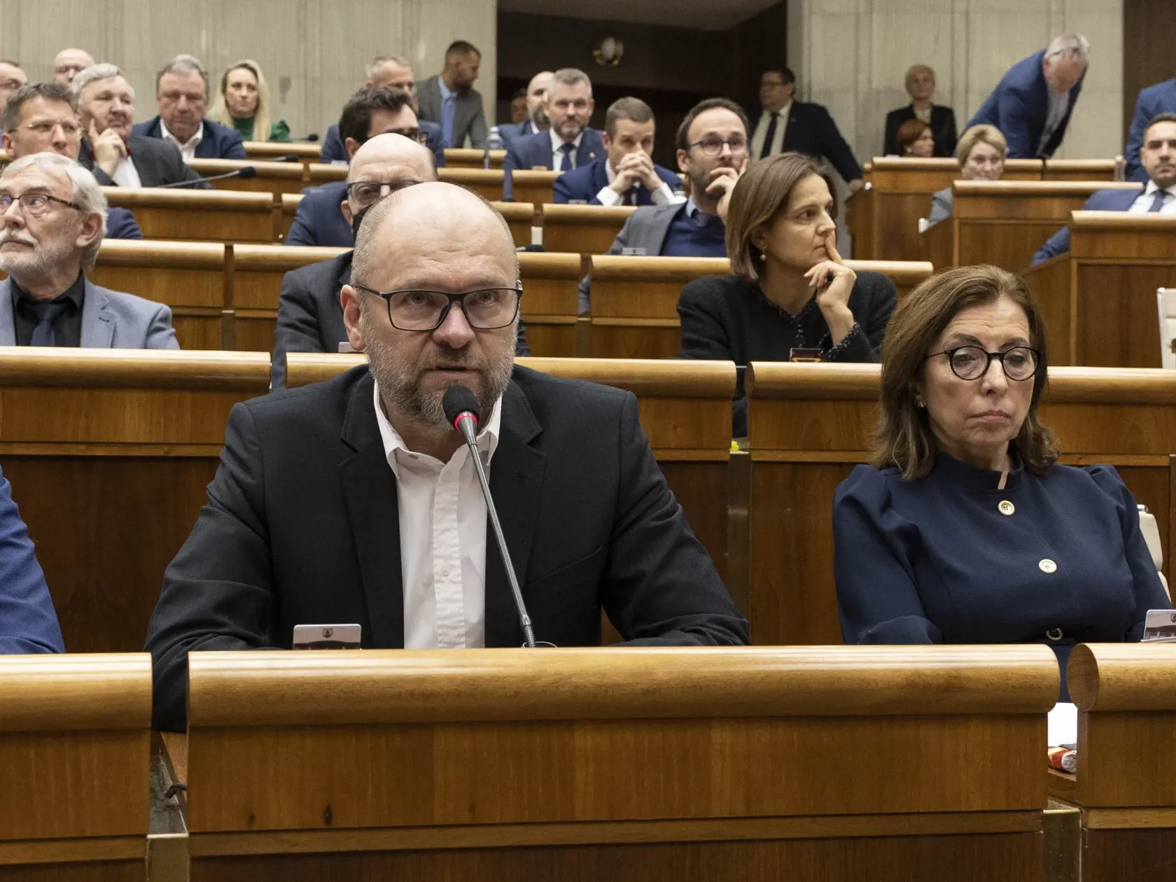 78. schôdza Národnej rady Slovenskej republiky počas ktorej sa poslanci rozhodujú o zotrvaní vlády Eduarda Hegera. Na snímke je Richard Sulík.