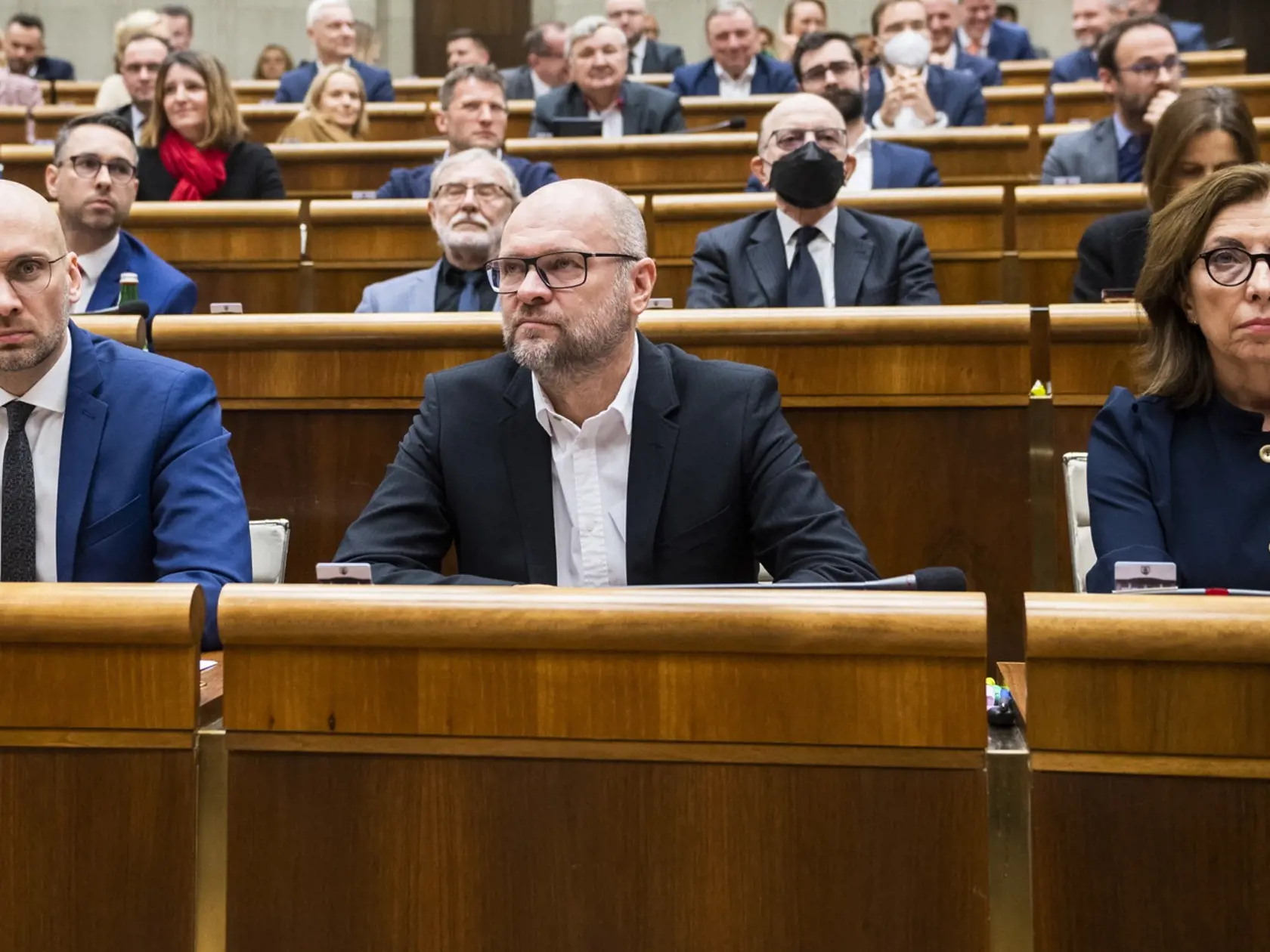 Na snímke predný rad zľava opoziční poslanci Karol Galek, Richard Sulík a Anna Zemanová (všetci SaS)  sedia v pléne Národnej rada (NR) SR pred hlasovaním o návrhu na vyslovenie nedôvery vláde počas 78. schôdze parlamentu v Bratislave vo štvrtok 15. decembra 2022.  FOTO TASR - Jaroslav Novák