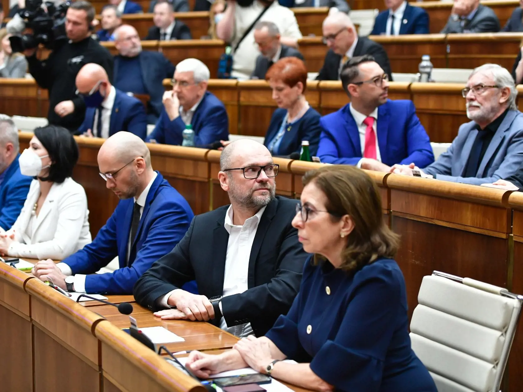 Na snímke predný rad sprava predsedkyňa poslaneckého klubu SaS Anna Zemanová, poslanci Richard Sulík, Karol Galek, Jana Bittó Cigániková a Ondrej Dostál (všetci SaS) sedia v pléne po vyslovení nedôvery vláde Eduarda Hegera (OĽANO) na 78. schôdzi parlamentu v Bratislave vo štvrtok 15. decembra 2022. Národná rada (NR) SR vo štvrtok vyslovila nedôveru vláde Eduarda Hegera. Za jej pád hlasovalo 78 poslancov. Vláda bude ďalej fungovať v demisii s obmedzenými právomocami. FOTO TASR - Jaroslav Novák