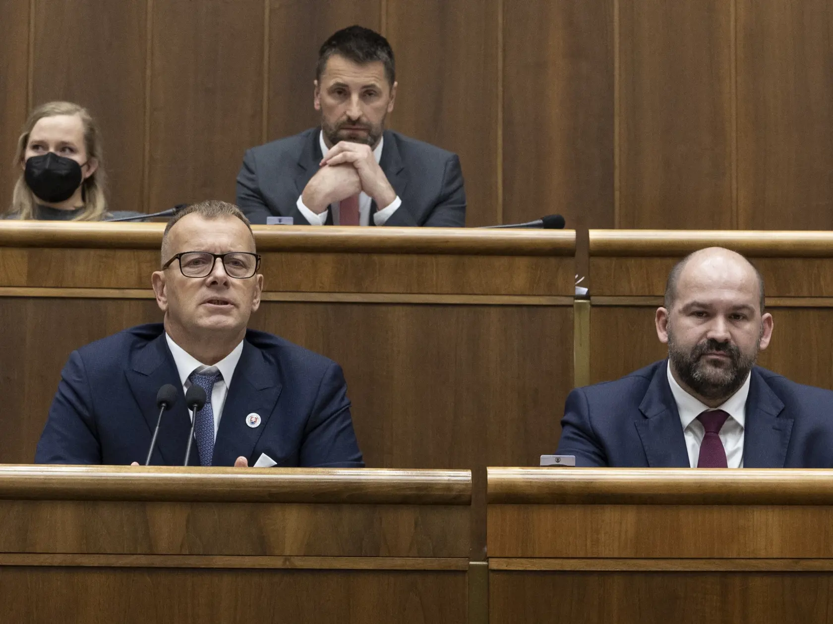 78. schôdza Národnej rady Slovenskej republiky počas ktorej sa poslanci rozhodujú o zotrvaní vlády Eduarda Hegera. Na snímke je Boris Kollár, Peter Pčolinský a Marián Viskupič.
