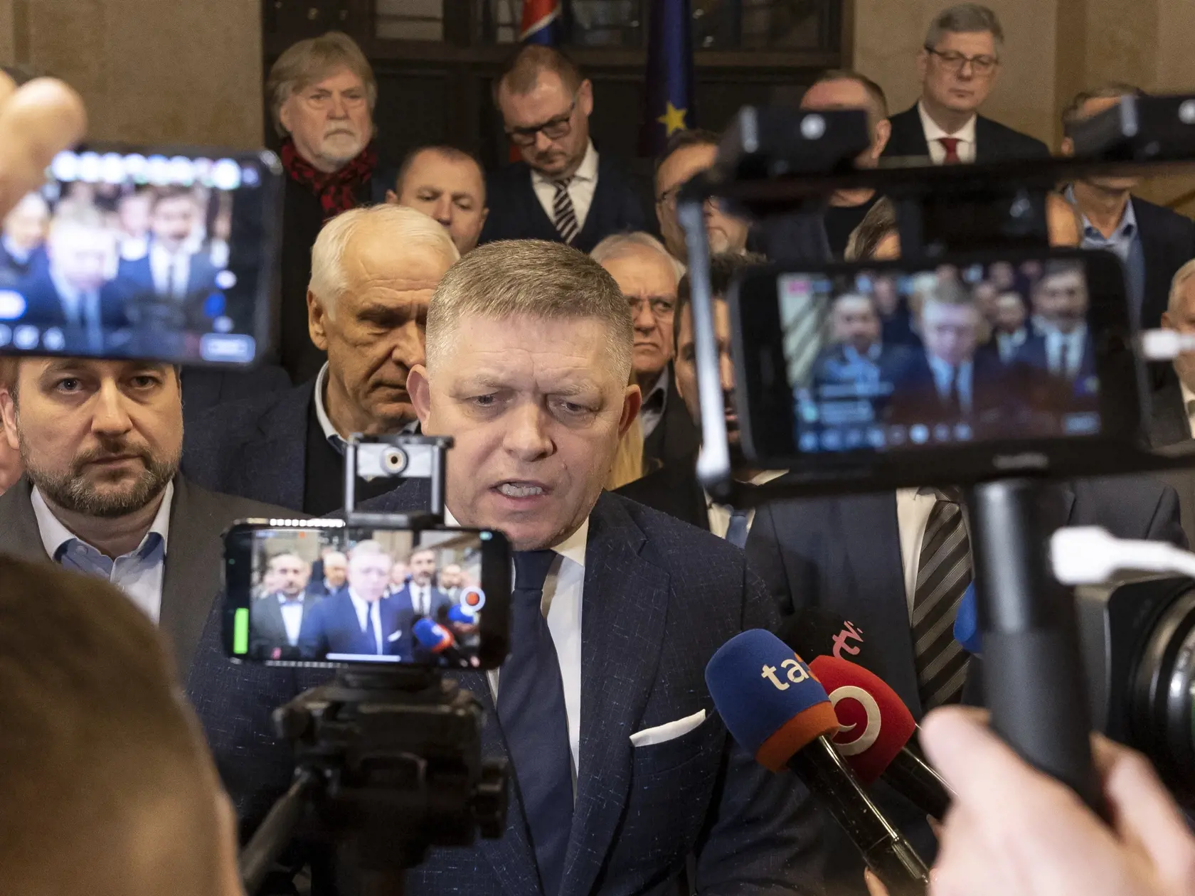 78. schôdza Národnej rady Slovenskej republiky počas ktorej sa poslanci rozhodujú o zotrvaní vlády Eduarda Hegera. Na snímke je Robert Fico.