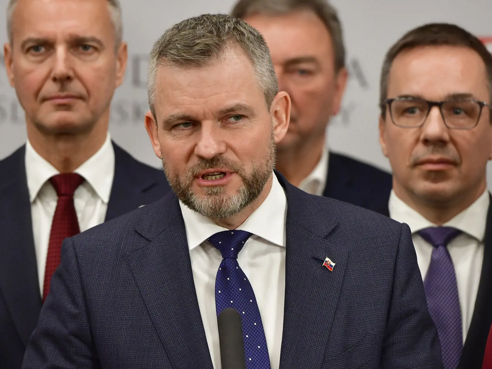 Na snímke v popredí predseda strany Hlas-SD Peter Pellegrini počas tlačovej konferencie Hlas-SD po vyslovení nedôvery vláde Eduarda Hegera (OĽANO) vo štvrtok 15. decembra 2022. Národná rada (NR) SR vo štvrtok vyslovila nedôveru vláde Eduarda Hegera. Za jej pád hlasovalo 78 poslancov. Vláda bude ďalej fungovať v demisii s obmedzenými právomocami. FOTO TASR - Jaroslav Novák