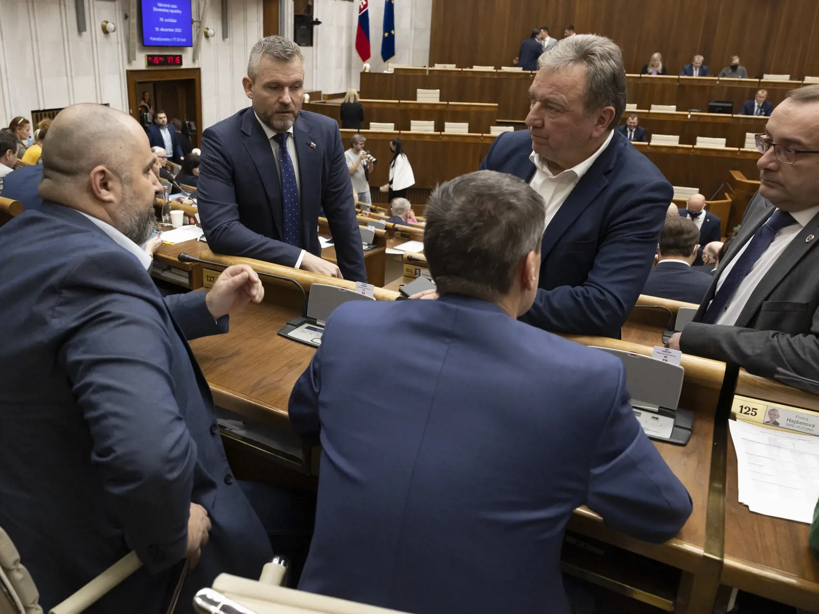 78. schôdza Národnej rady Slovenskej republiky počas ktorej sa poslanci rozhodujú o zotrvaní vlády Eduarda Hegera. Na snímke je Peter Pellegrini. 