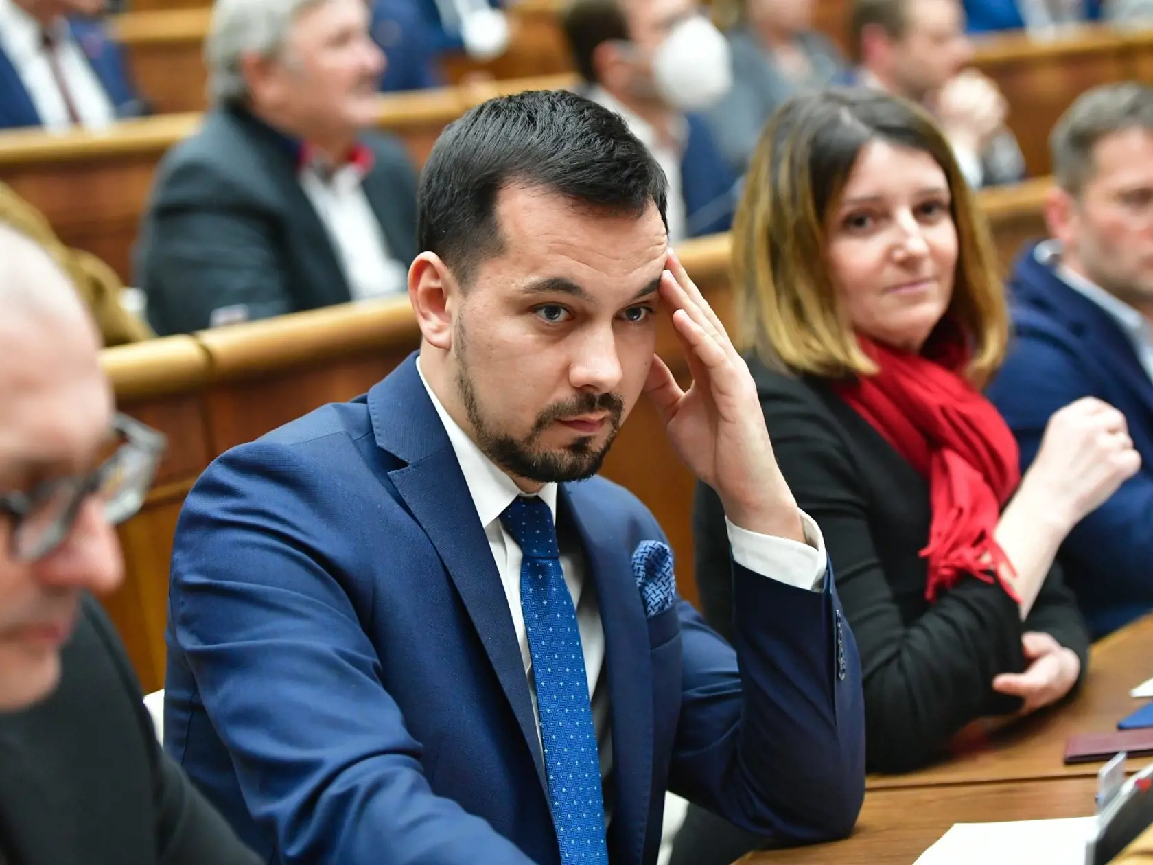 Na snímke uprostred poslanec Juraj Šeliga (Za ľudí) reaguje v pléne po vyslovení nedôvery vláde Eduarda Hegera (OĽANO) na 78. schôdzi parlamentu v Bratislave vo štvrtok 15. decembra 2022. Národná rada (NR) SR vo štvrtok vyslovila nedôveru vláde Eduarda Hegera. Za jej pád hlasovalo 78 poslancov. Vláda bude ďalej fungovať v demisii s obmedzenými právomocami. FOTO TASR - Jaroslav Novák