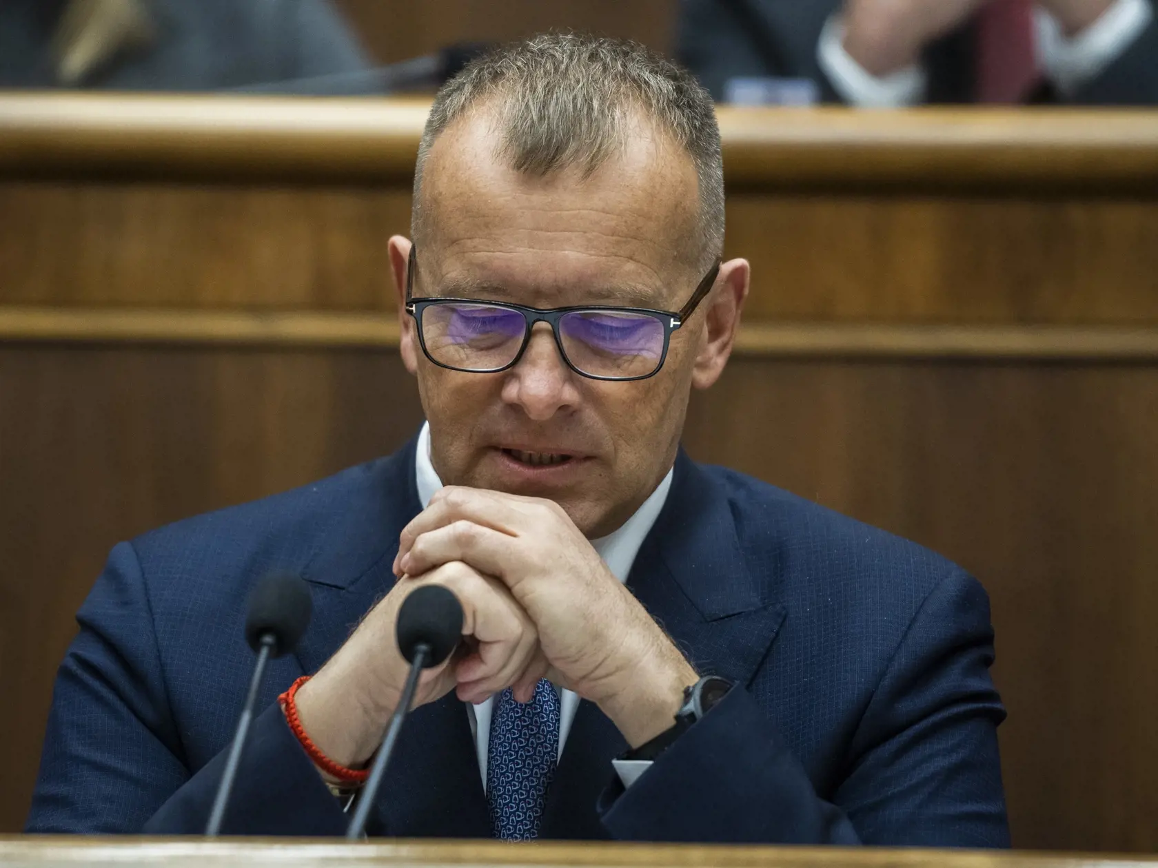 Na snímke predseda Národnej rady (NR) SR Boris Kollár (Sme rodina) reaguje v pléne po vyslovení nedôvery vláde Eduarda Hegera (OĽANO) na 78. schôdzi parlamentu v Bratislave vo štvrtok 15. decembra 2022. Národná rada (NR) SR vo štvrtok vyslovila nedôveru vláde Eduarda Hegera. Za jej pád hlasovalo 78 poslancov. Vláda bude ďalej fungovať v demisii s obmedzenými právomocami. FOTO TASR - Jaroslav Novák