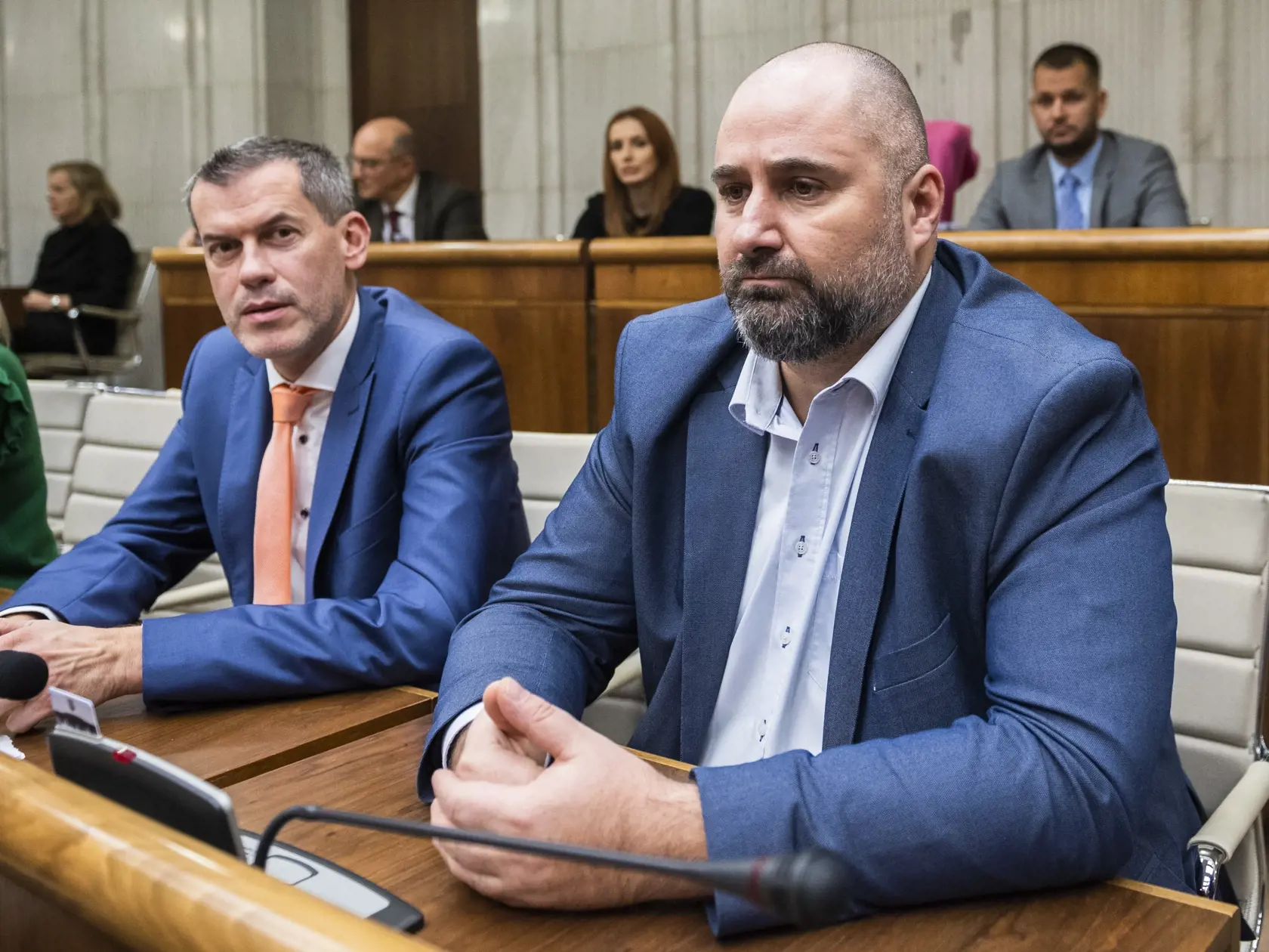 Na snímke predný rad zľava koaliční poslanci Igor Kašper a Patrick Linhart (obaja Sme rodina) sedia v pléne Národnej rada (NR) SR pred hlasovaním o návrhu na vyslovenie nedôvery vláde počas 78. schôdze parlamentu v Bratislave vo štvrtok 15. decembra 2022.  FOTO TASR - Jaroslav Novák