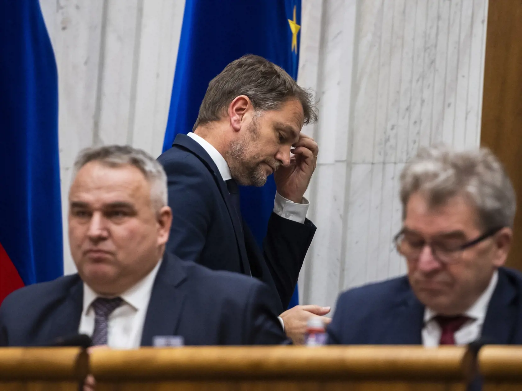 Na snímke uprostred podpredseda vlády SR a minister financií Igor Matovič (OĽANO) odchádza z pléna Národnej rady (NR) SR pred hlasovaním o návrhu na vyslovenie nedôvery vláde Eduarda Hegera (OĽANO) počas 78. schôdze parlamentu v Bratislave vo štvrtok 15. decembra 2022. Predseda parlamentu Boris Kollár (Sme rodina) vyhlásil 20-minútovú prestávku na poradu poslaneckých klubov na žiadosť predsedu klubu OĽANO Michala Šipoša. FOTO TASR - Jaroslav Novák