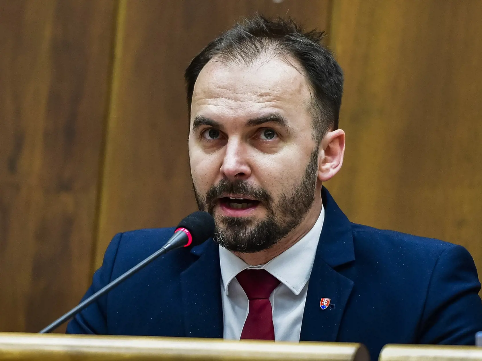 Na snímke predseda poslaneckého klubu OĽANO Michal Šipoš reaguje v pléne pred vyslovením nedôvery vláde Eduarda Hegera (OĽANO) na 78. schôdzi parlamentu v Bratislave vo štvrtok 15. decembra 2022. Národná rada (NR) SR vo štvrtok vyslovila nedôveru vláde Eduarda Hegera. Za jej pád hlasovalo 78 poslancov. FOTO TASR - Jaroslav Novák