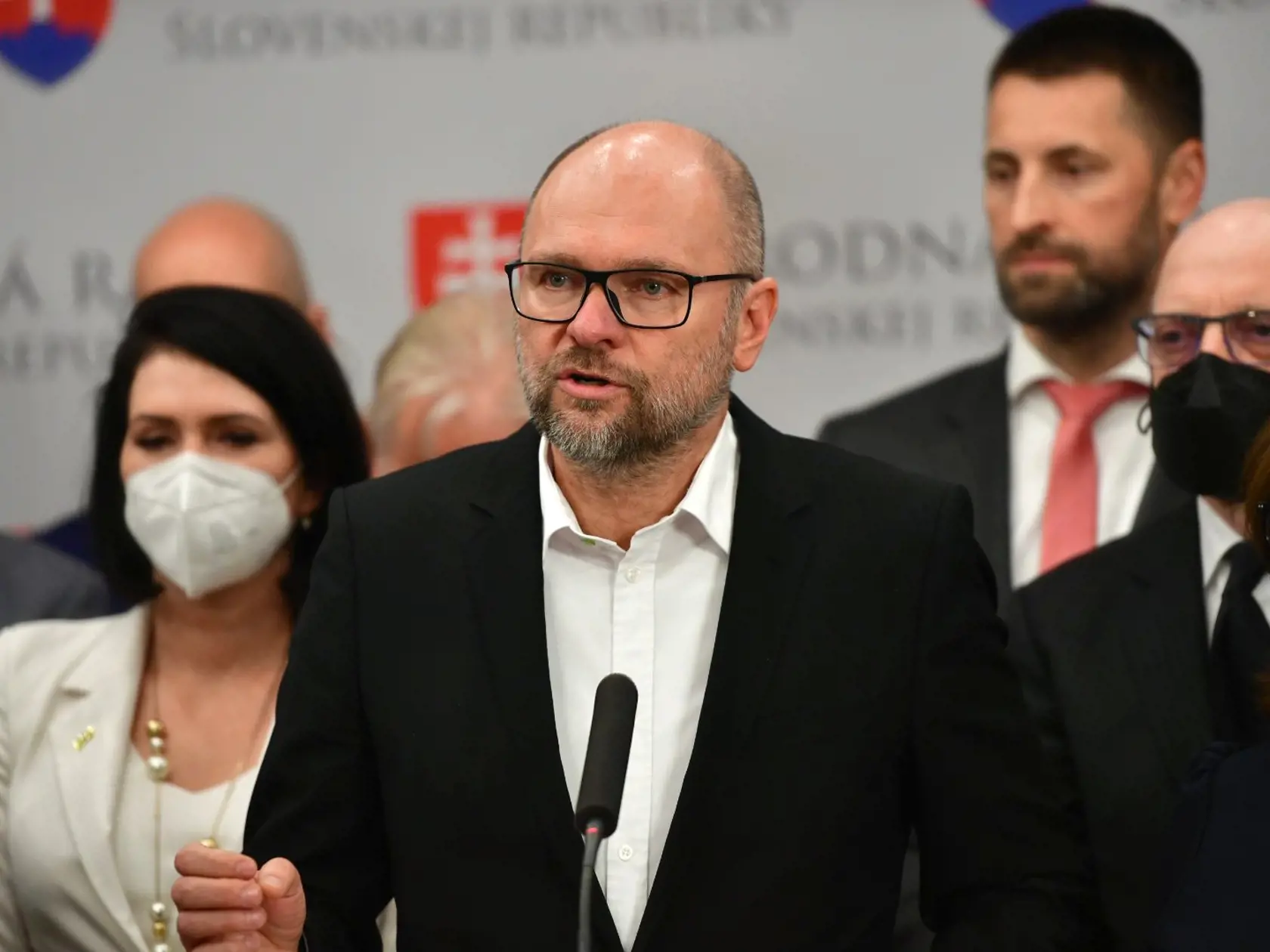 Na snímke uprostred predseda SaS Richard Sulík počas tlačovej konferencie SaS po vyslovení nedôvery vláde Eduarda Hegera (OĽANO) vo štvrtok 15. decembra 2022. Národná rada (NR) SR vo štvrtok vyslovila nedôveru vláde Eduarda Hegera. Za jej pád hlasovalo 78 poslancov. Vláda bude ďalej fungovať v demisii s obmedzenými právomocami. FOTO TASR - Jaroslav Novák