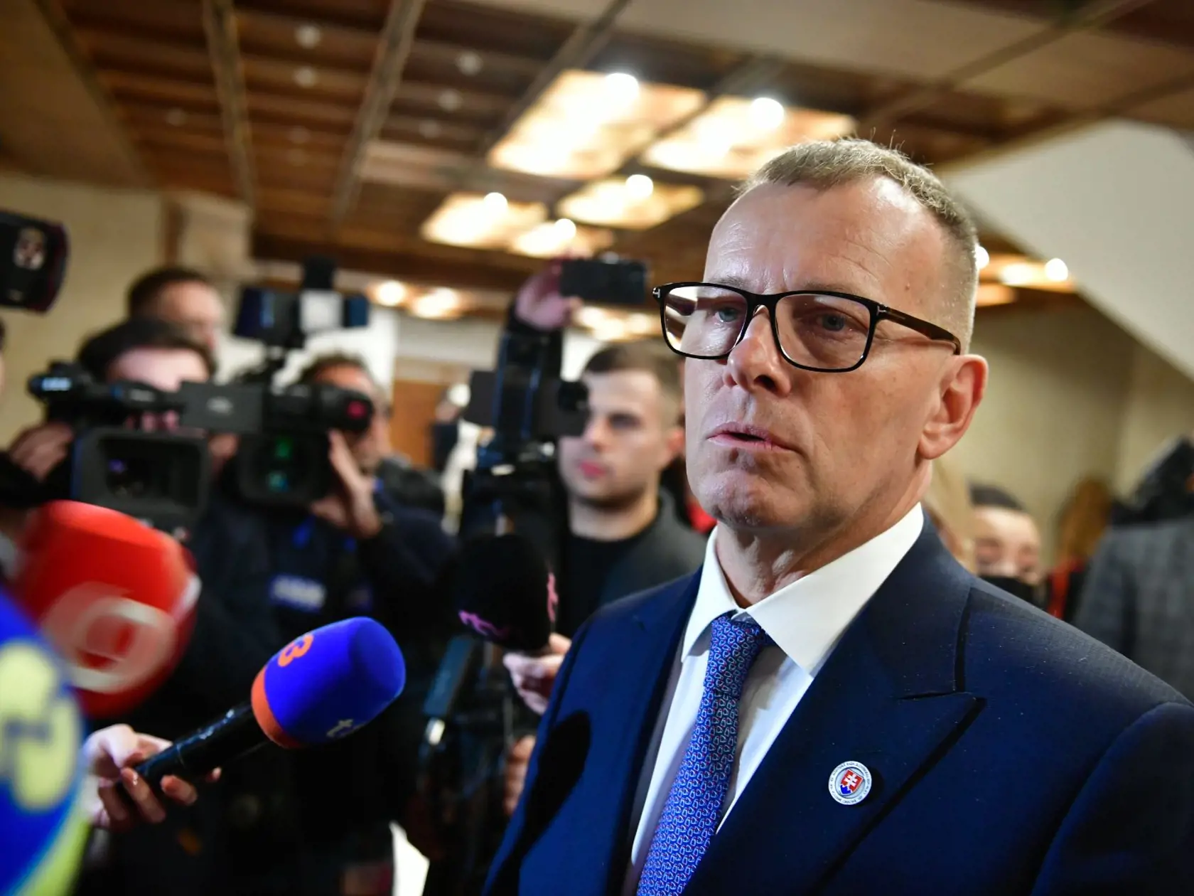 Na snímke vpravo predseda parlamentu a predseda koaličnej strany Sme rodina Boris Kollár počas tlačovej konferencie po vyslovení nedôvery vláde Eduarda Hegera (OĽANO) vo štvrtok 15. decembra 2022. Národná rada (NR) SR vo štvrtok vyslovila nedôveru vláde Eduarda Hegera. Za jej pád hlasovalo 78 poslancov. Vláda bude ďalej fungovať v demisii s obmedzenými právomocami. FOTO TASR - Jaroslav Novák