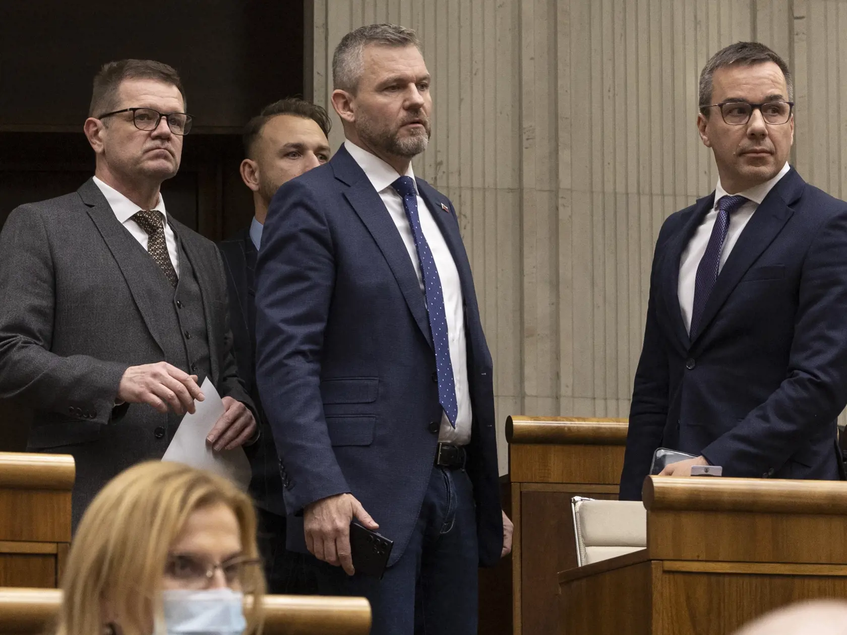 78. schôdza Národnej rady Slovenskej republiky počas ktorej sa poslanci rozhodujú o zotrvaní vlády Eduarda Hegera. Na snímke je Peter Pellegrini a Erik Tomáš.