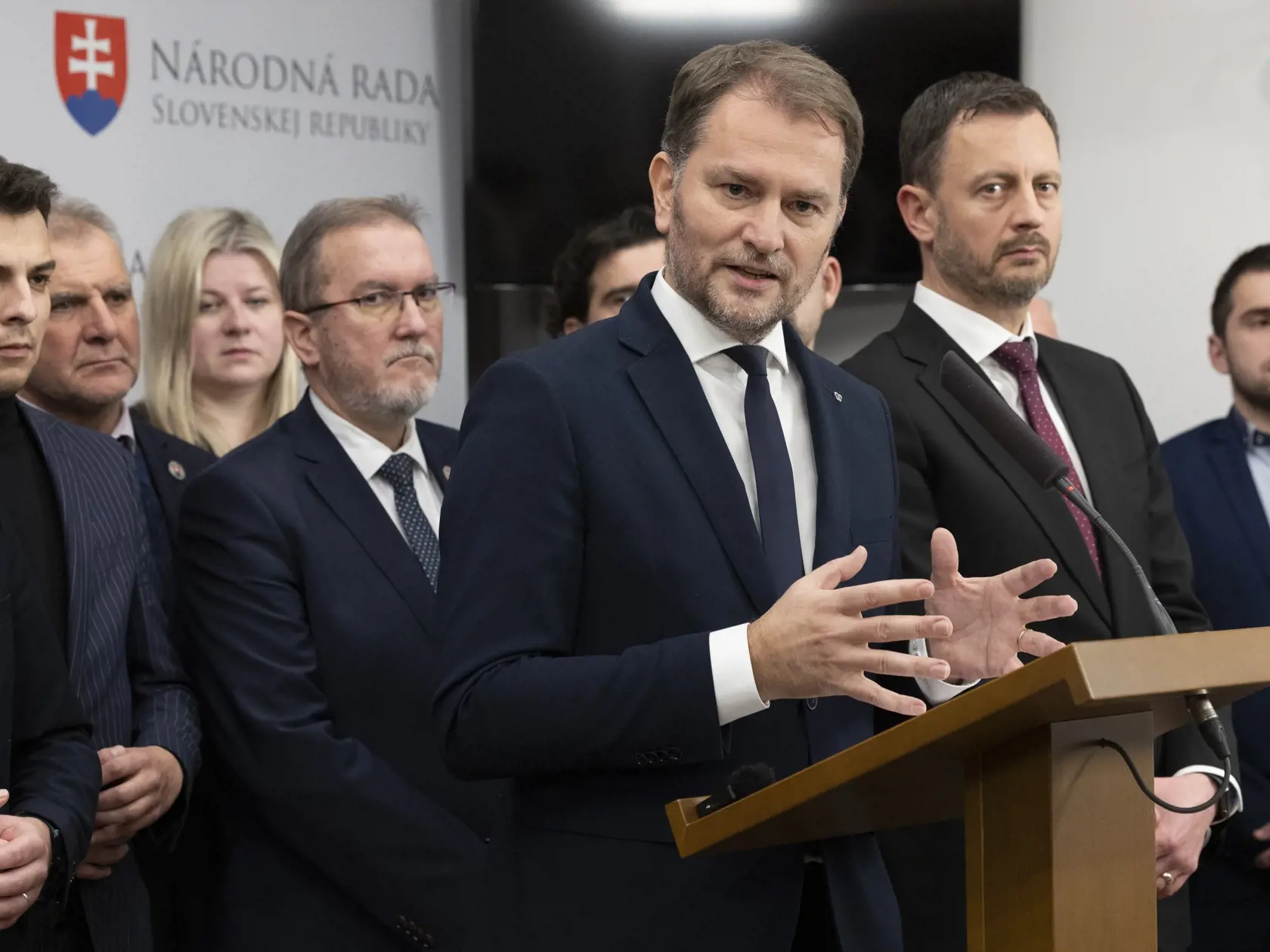 78. schôdza Národnej rady Slovenskej republiky počas ktorej sa poslanci rozhodujú o zotrvaní vlády Eduarda Hegera. Na snímke je tlačovka strany Obyčajní ľudia.
