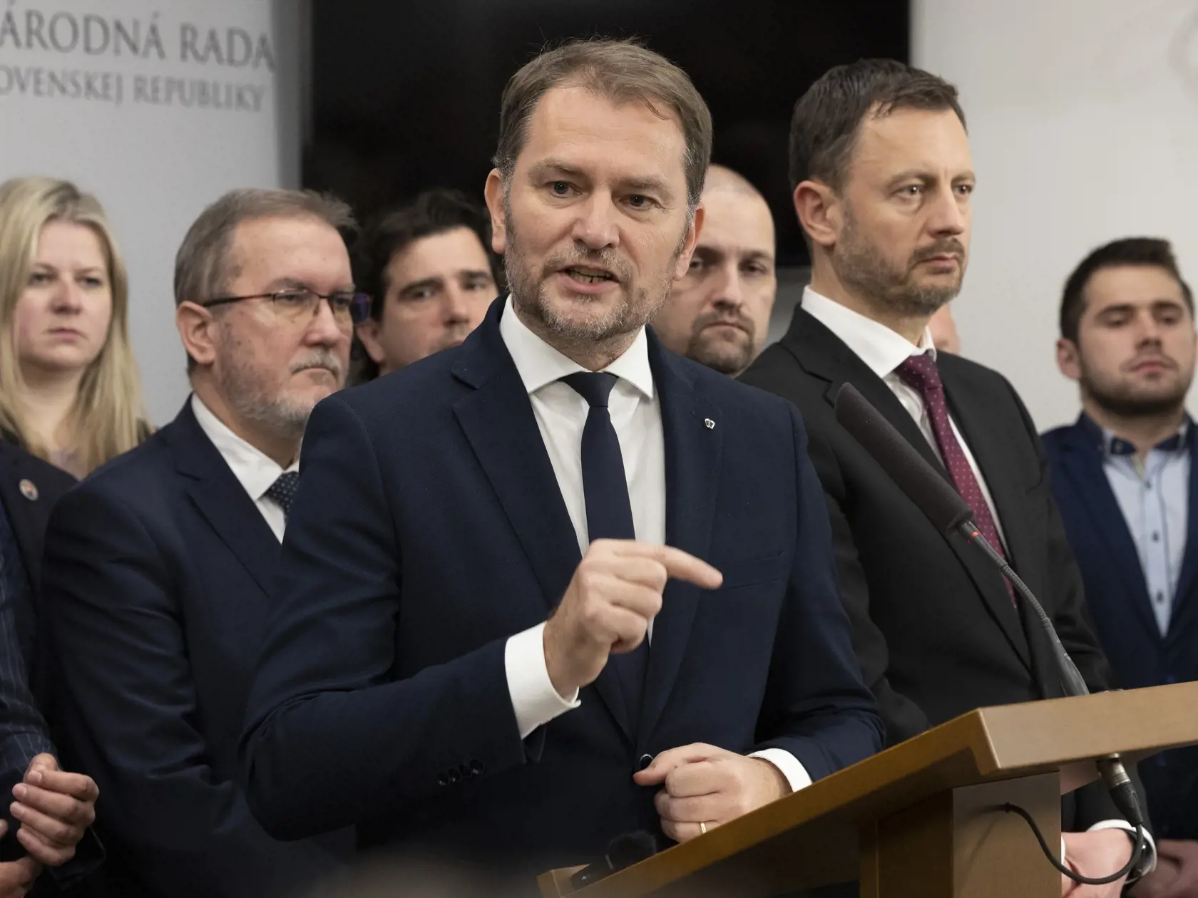 78. schôdza Národnej rady Slovenskej republiky počas ktorej sa poslanci rozhodujú o zotrvaní vlády Eduarda Hegera. Na snímke je tlačovka strany Obyčajní ľudia.