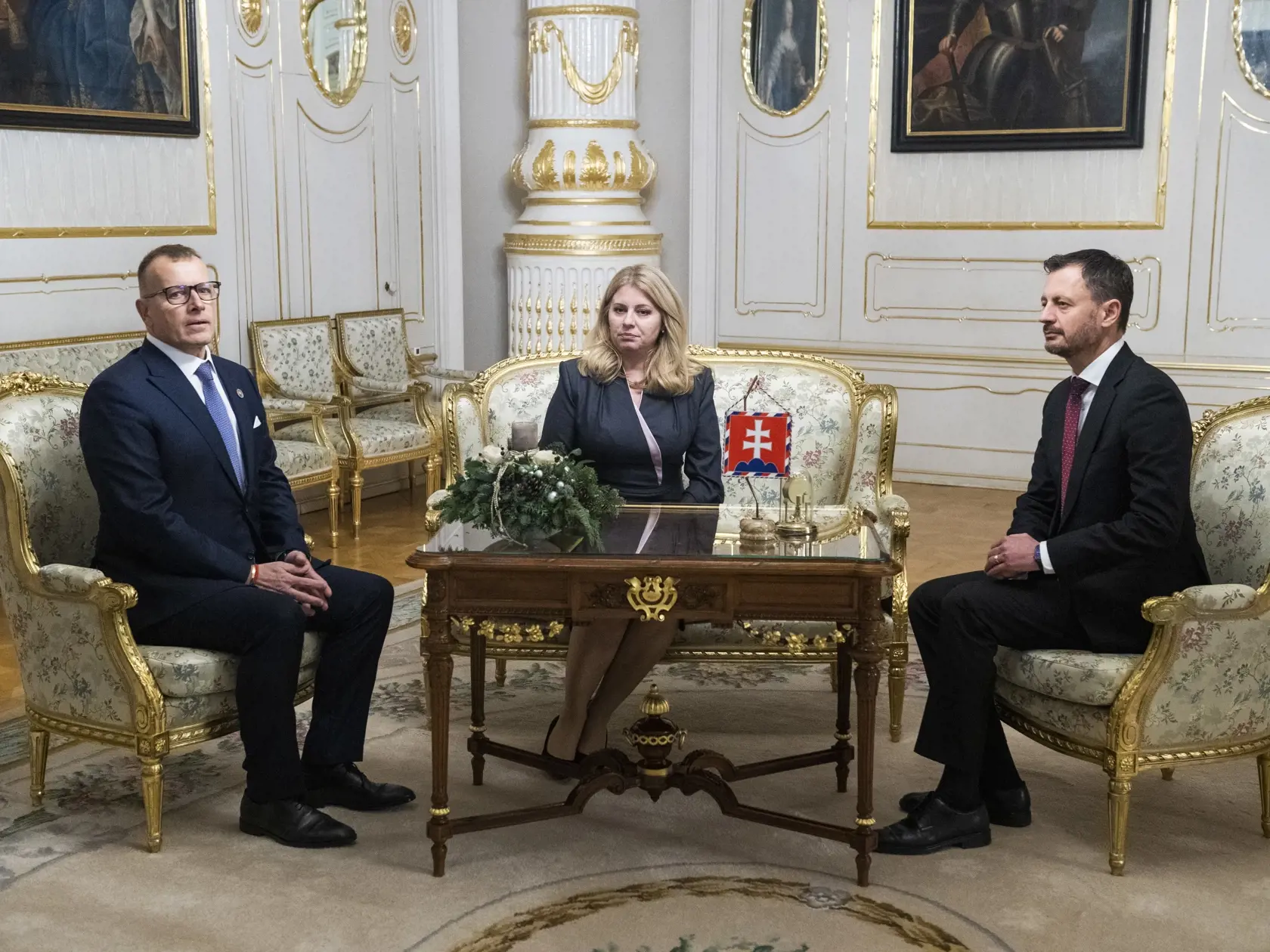 Na snímke zľava predseda NR SR Boris Kollár (Sme rodina), prezidentka SR Zuzana Čaputová  a predseda vlády SR Eduard Heger (OĽaNO) počas stretnutia po hlasovaní o vyslovení nedôvery vláde, vo štvrtok 15. decembra 2022 v Prezidentskom paláci v Bratislave. Národná rada (NR) SR vo štvrtok vyslovila nedôveru vláde Eduarda Hegera. Za jej pád hlasovalo 78 poslancov. Vláda bude ďalej fungovať v demisii s obmedzenými právomocami. FOTO TASR - Jaroslav Novák