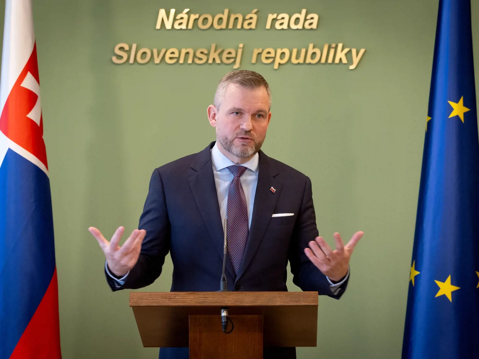 Peter Pellegrini sa na svojej sociálnej sieti vyjadril k prípadu Hudáček. Vo videu mu vyjadruje podporu a ľuďom odkazuje, aby sa prebrali!