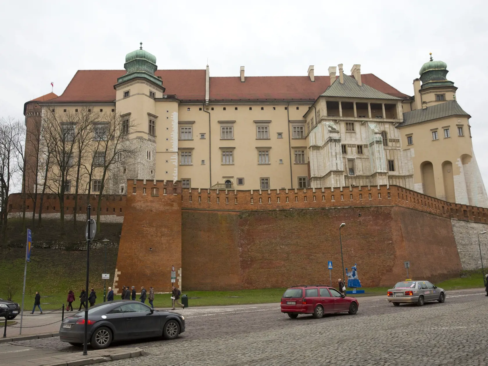 V súčasnosti sú otvorené všetky hraničné priechody medzi SR a Poľskom. Na snímke Wawel v Krakove.