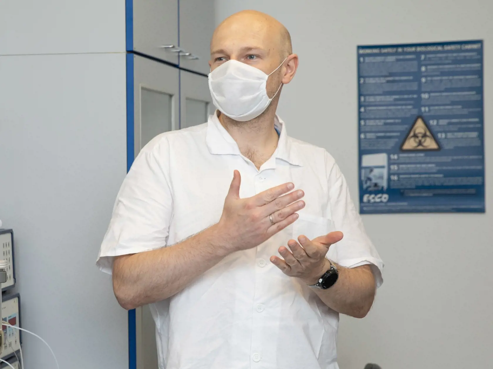 Na fotkách je Virológ RNDr.Boris Klempa, DrSc. Je vedúci oddelenia ekológie vírusov vo Virologickom ústave Biomedicínskeho centra SAV.