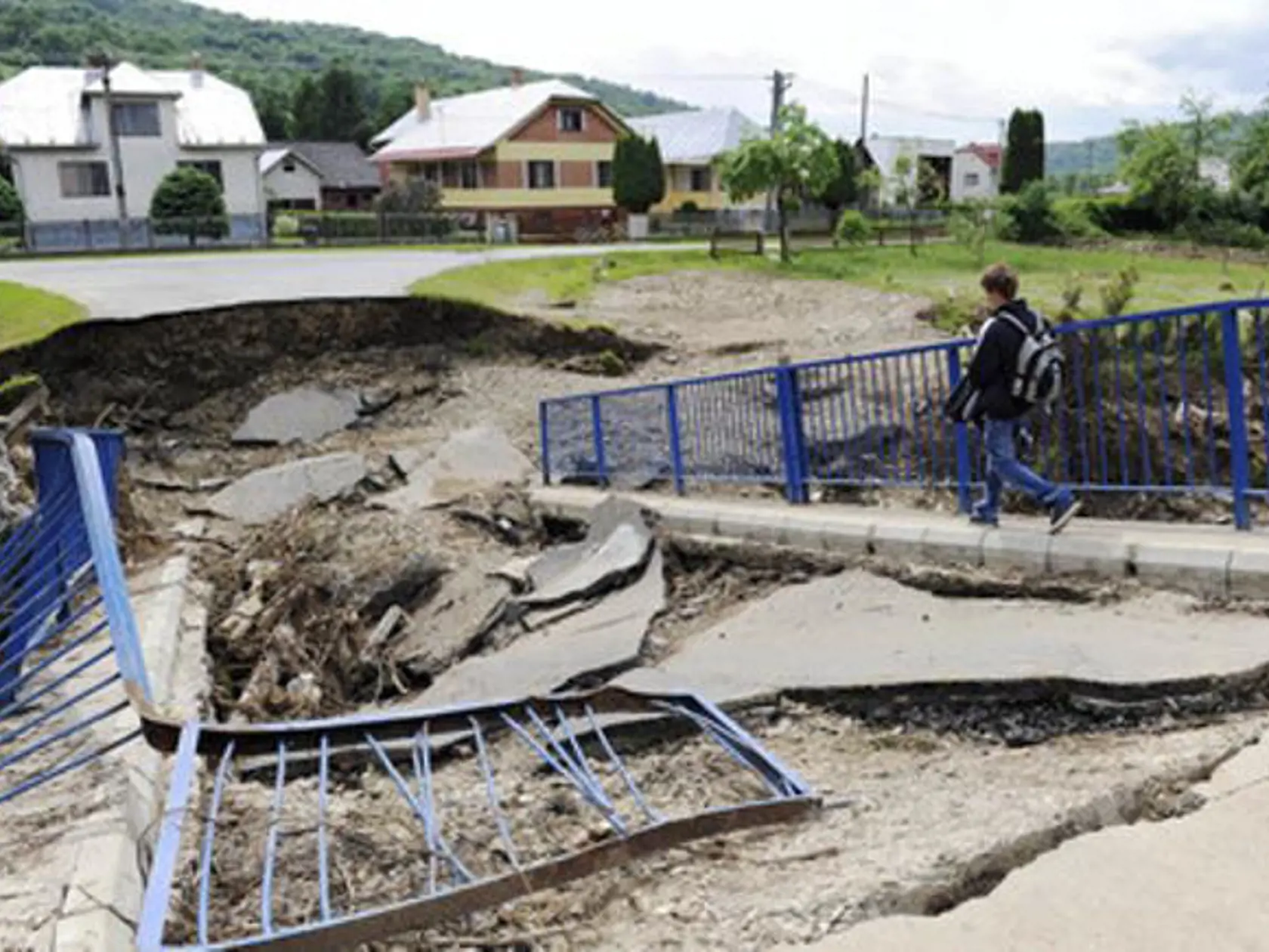 V obci Bukovce v okrese Stropkov, kde pred týždňom počas záplav vody Chotčianky poškodili most, dnes postavili provizórne premostenie.