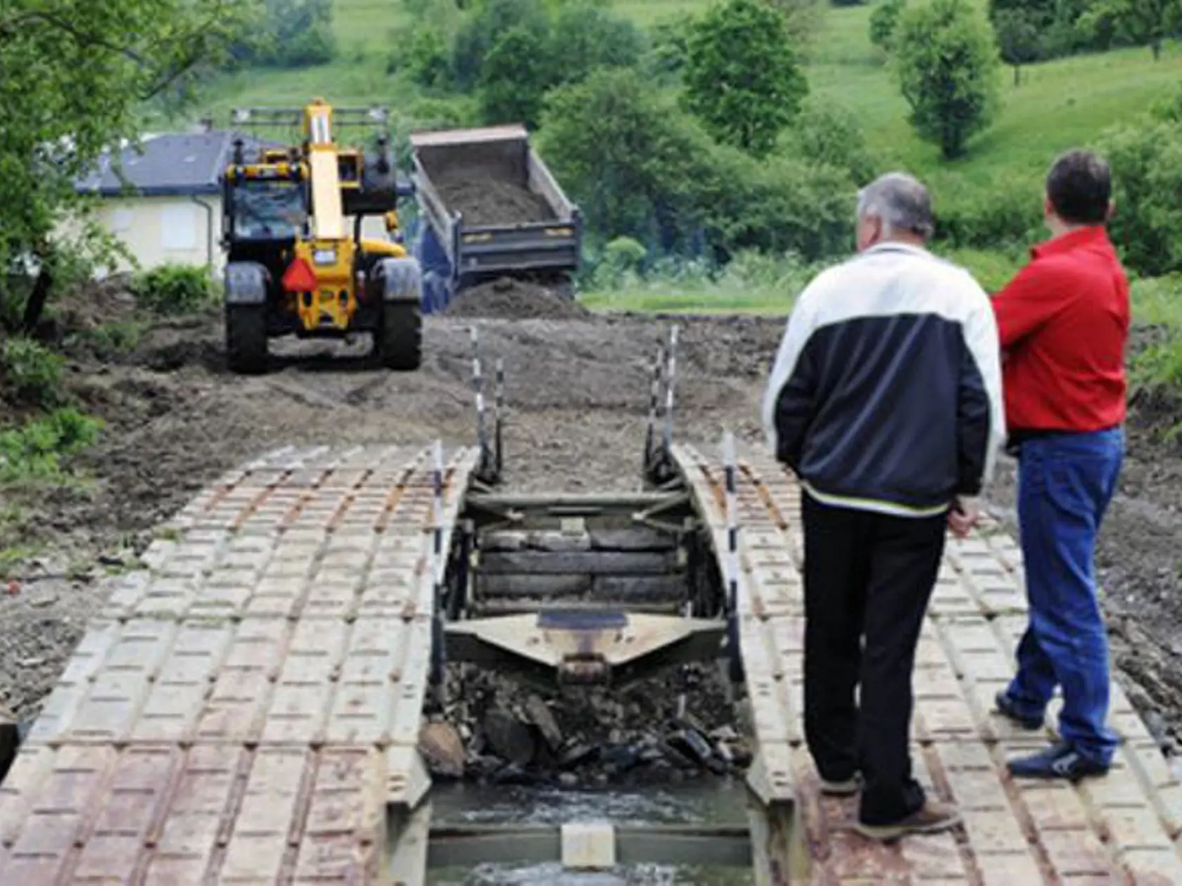 Obec požiadala okamžite o pomoc ozbrojené sily, ktoré im vyšli v ústrety.