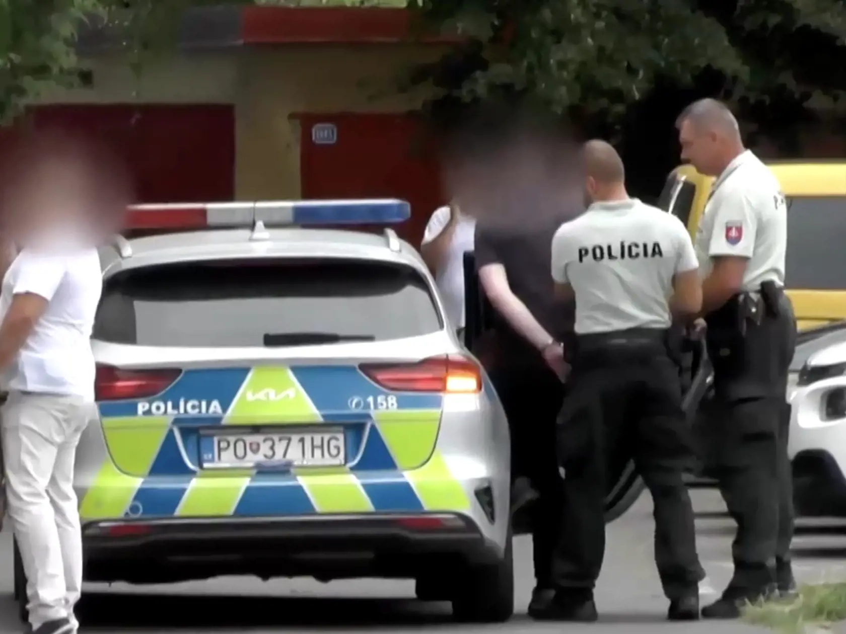 Z miesta činu odviedli v putách dvoch synov nebohého Jozefa, ktorí mali týždne s mŕtvolou rodiča spolunažívať.