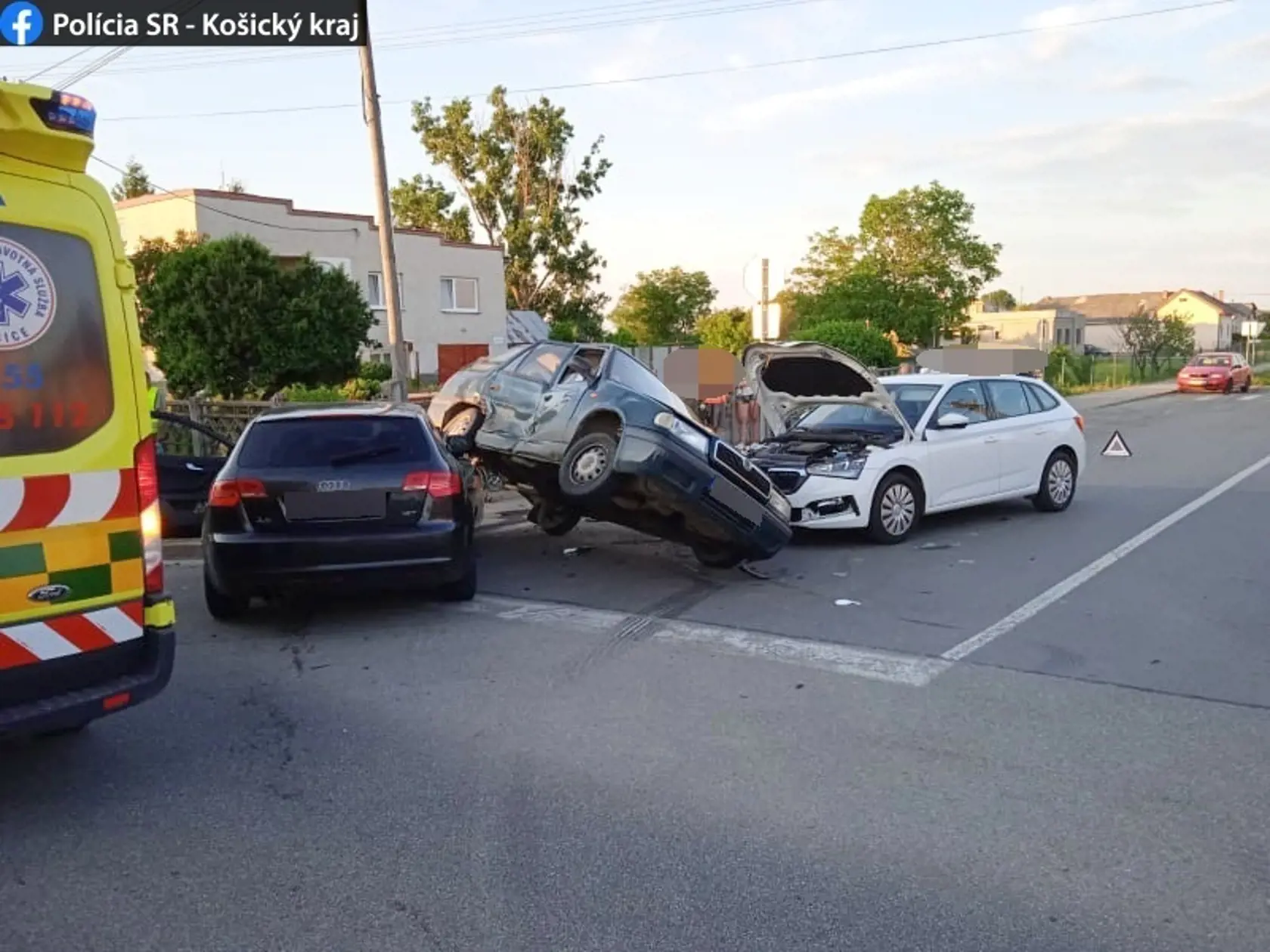 Polícia: Vodič v Dvoriankach nerešpektoval „stopku“, zranili sa štyria ľudia