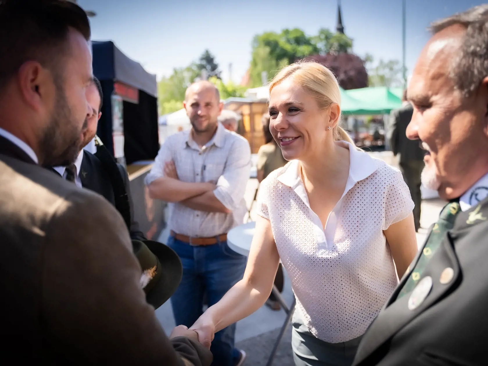 Najnovšie zábery Denisy Sakovej, na ktorých doslova žiari v spoločnosti mužov.