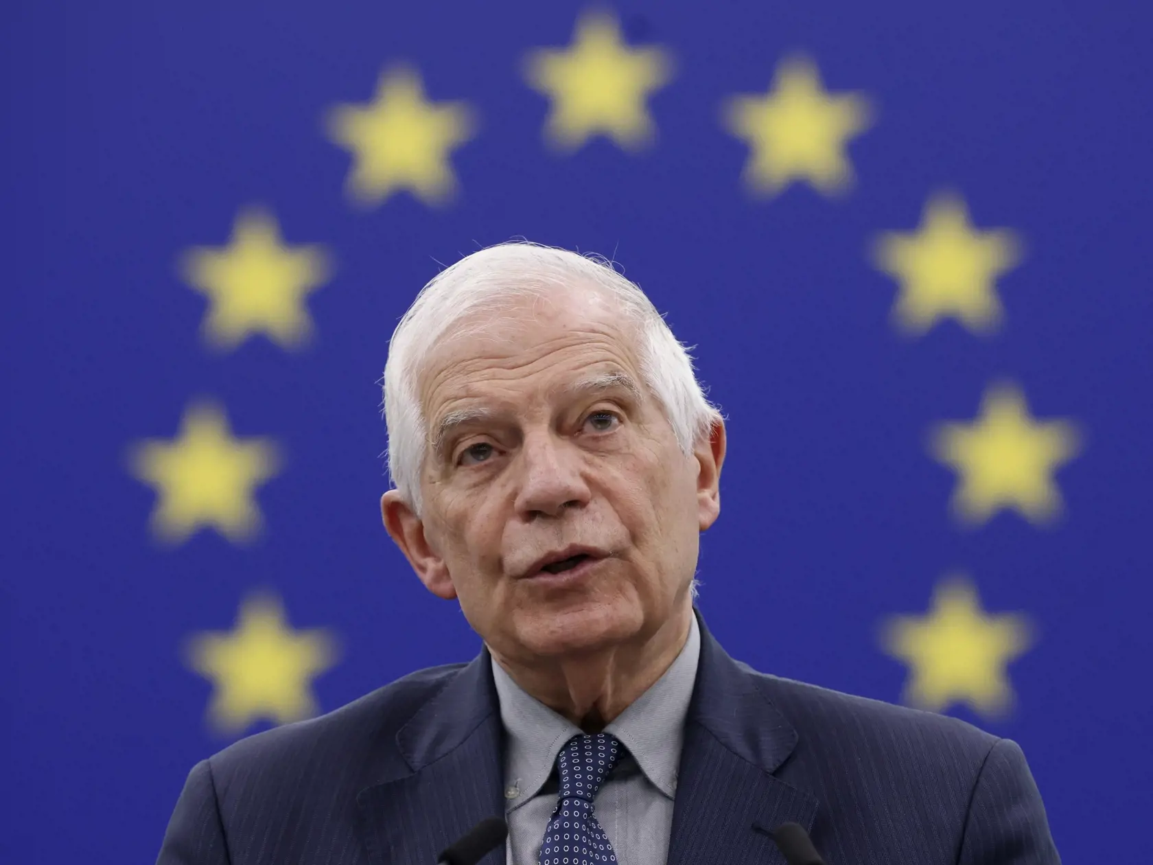 Síce sa jeho úradujúce obdobie pomaly končí a pošuškáva sa, že ho nahradí estónska premiérka Kaja Kallas, Josep Borrell, súčasný Vysoký predstaviteľ Únie pre zahraničné veci a bezpečnostnú politiku, zarába približne 29 400 EUR mesačne, čo predstavuje ročný plat 352 800 EUR.