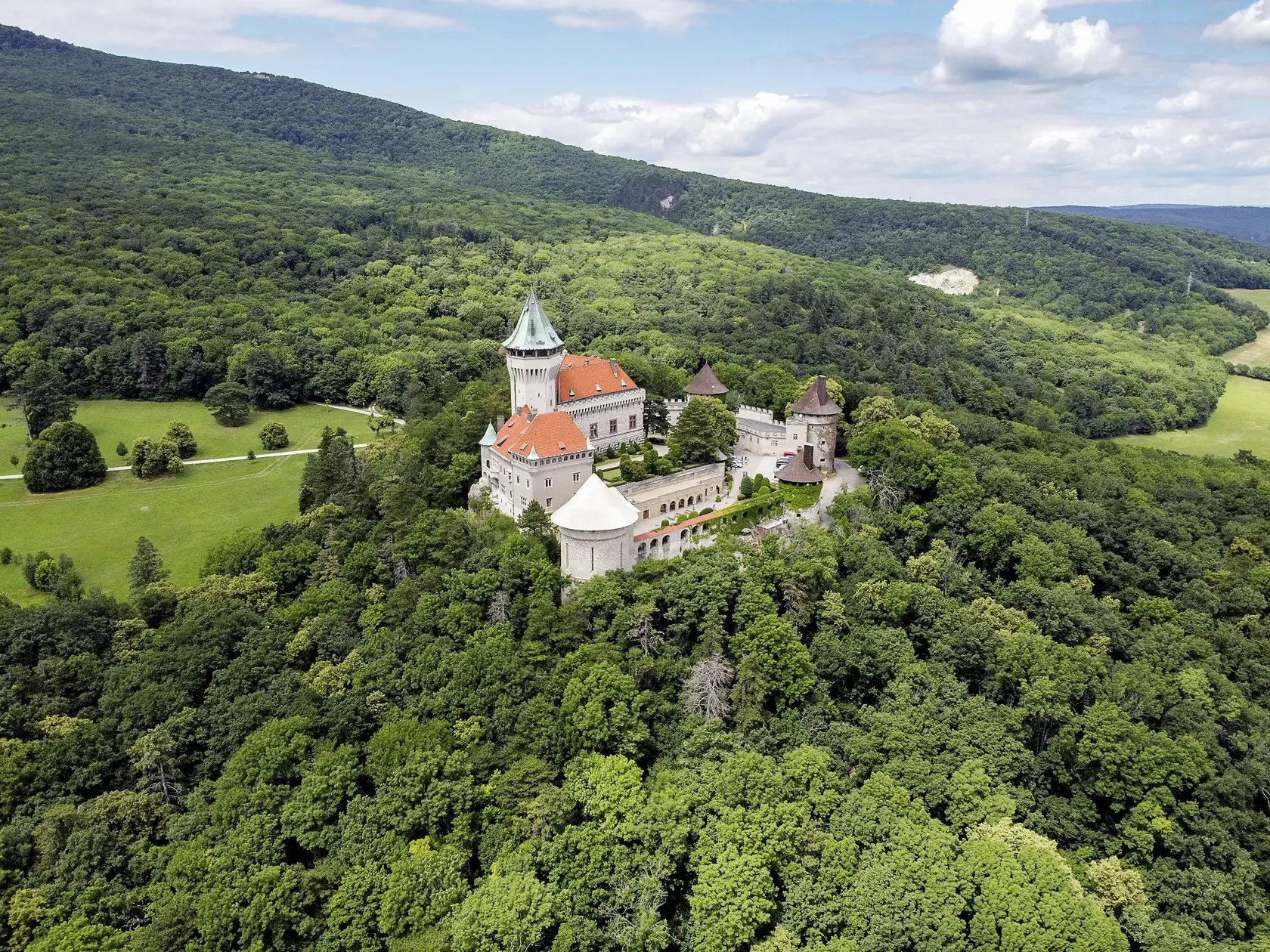 Pri hradoch a zámkoch ešte zostaneme! Smolenický zámok sa týči na úpätí Malých Karpát nad obcou rovnomenného mena.