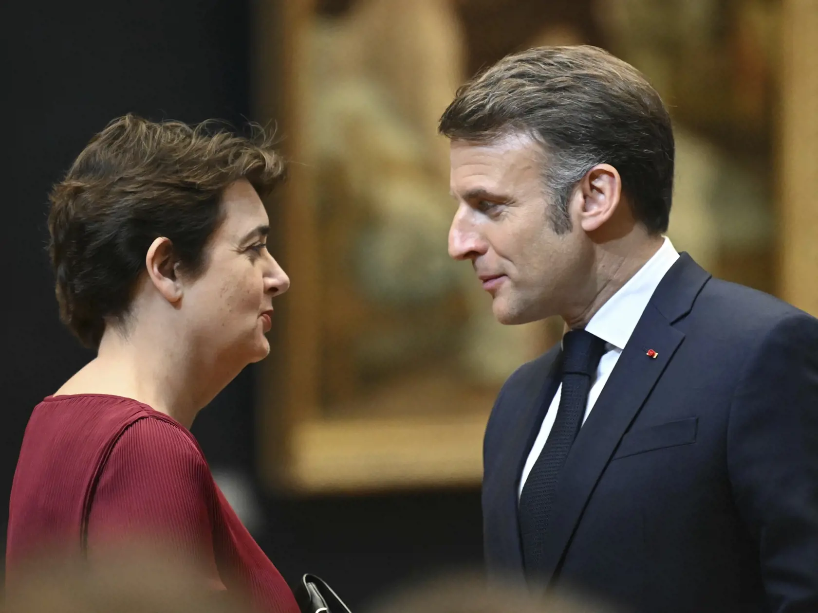 WA 28 Paríž - Francúzsky prezident Emmanuel Macron (vpravo) a riaditeľka parížskeho múzea Louvre Laurence des Carsová sa rozprávajú v múzeu Louvre v Paríži v utorok 28. januára 2025. Obraz Mony Lisy, najpopulárnejší exponát, bude visieť v zvláštnej miestnosti parížskeho múzea Louvre s oddeleným vchodom, uviedol Macron. Dodal, že vláda plánuje do múzea, ktoré je najnavštevovanejším na svete, investovať a rozšíriť napríklad o podzemné priestory. Des Carsová upozornila vo štvrtok 23. januára francúzsku vládu na nepriaznivý stav budovy vrátane problémov s presakovaním vody, preplnenosťou či výkyvmi teplôt, ktoré ohrozujú expozície. Des Carsová je prvou ženou na poste riaditeľa najnavštevovanejšieho múzea na svete. Svoje obavy opísala v liste francúzskej ministerke kultúry Rachide Datiovej ešte začiatkom tohto mesiaca. Niektoré z priestorov múzea sú podľa nej "vo veľmi žalostnom stave". V niektorých častiach presakuje voda a sú tam extrémne výkyvy teploty, čo ohrozuje zachovanie diel, dodala. List zverejnili vo štvrtok noviny Le Parisien. Len vlani navštívilo  múzeum Louvre 8,7 milióna ľudí, čo je približne dvojnásobok plánovanej kapacity. Palác Louvre, ktorý bol v Paríži postavený koncom 12. storočia, bol po stáročia oficiálnym sídlom francúzskych kráľov. Potom ho Ľudovít XIV., unavený rebelujúcimi davmi v Paríži, opustil a presídlil do Versailles. Louvre sa potom v roku 1793 stal múzeom kráľovskej zbierky umenia. FOTO TASR/AP 

French President Emmanuel Macron speaks to the Louvre Museum director Laurence des Cars, Tuesday, Jan. 28, 2025 in Paris. French President Emmanuel Macron has announced that the Mona Lisa will get its own dedicated room inside the Louvre museum, which he said will be renovated and expanded in a major overhaul. ( Bertrand Guay, Pool via AP)