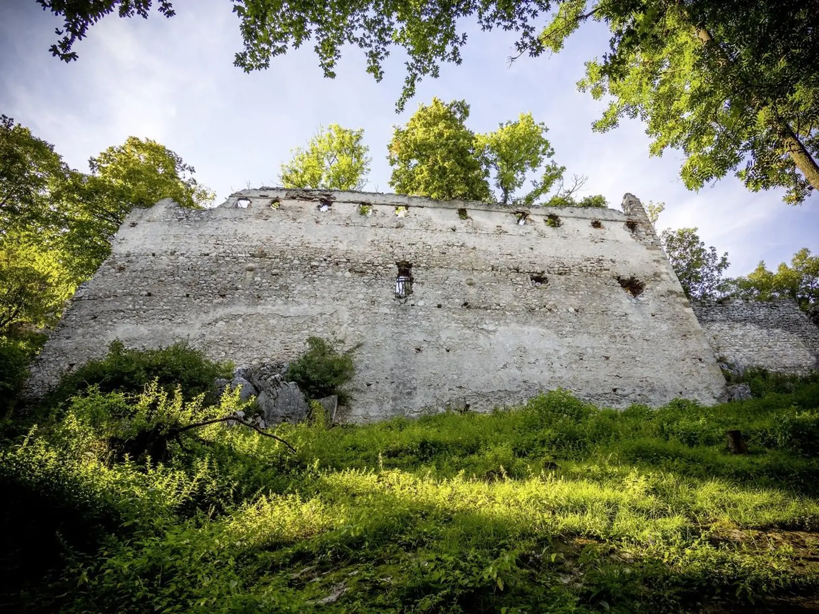 Menej známy, za to krásny hrad Dobrá voda!
