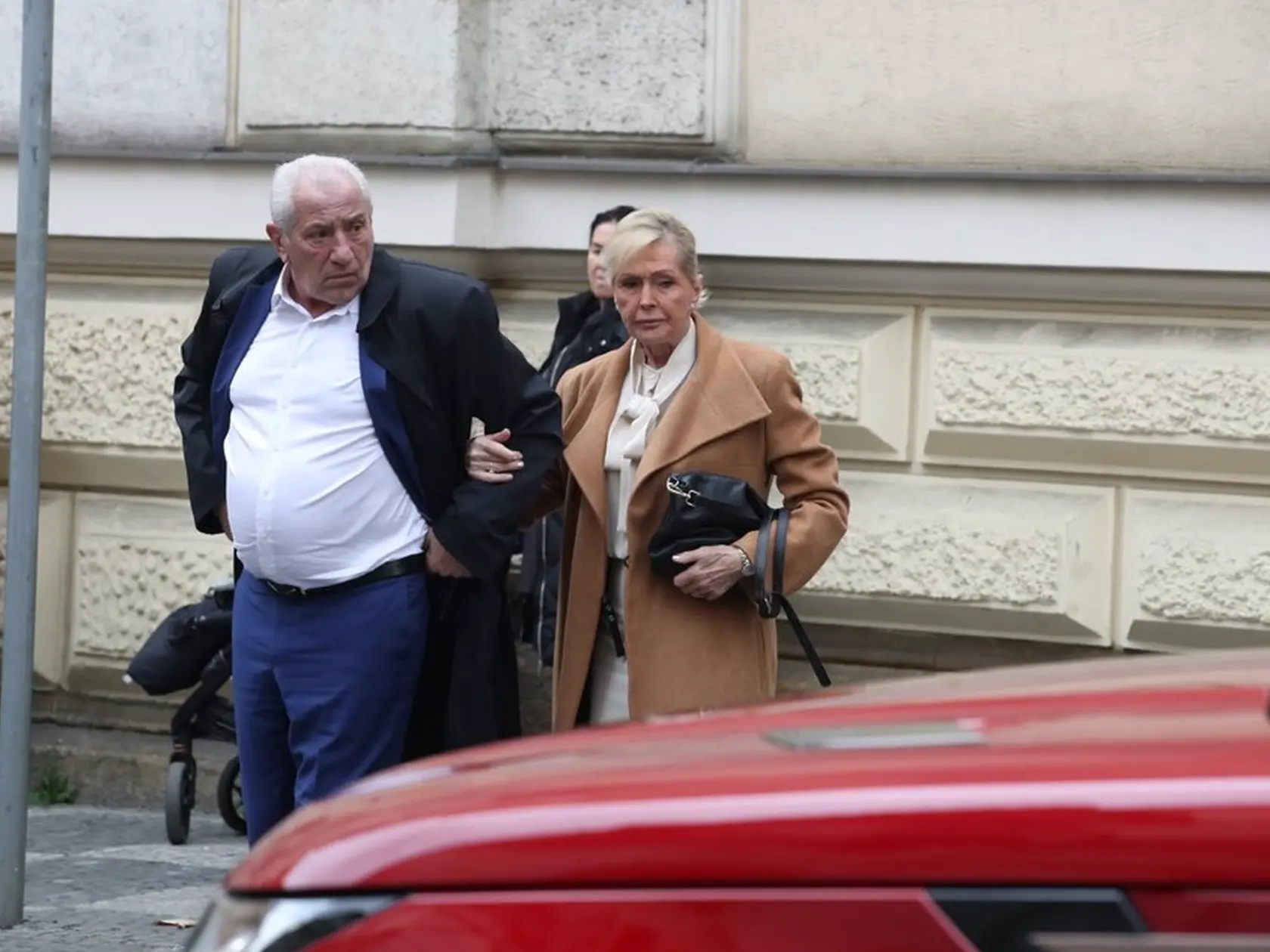 Pohreb Aničky Slováčkovej. Na snímke Helena Vondráčková s manželom.