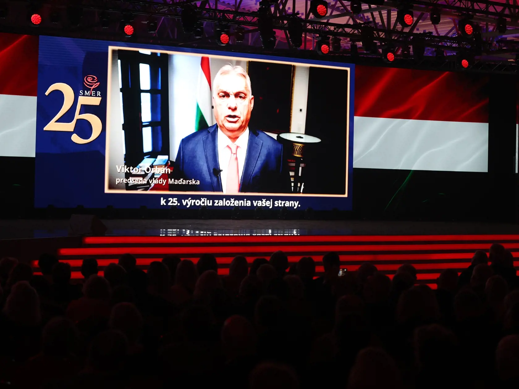 Maďarský premiér Viktor Orbán sa cez video prihovoril hosťom na  oslavách strany Smer.