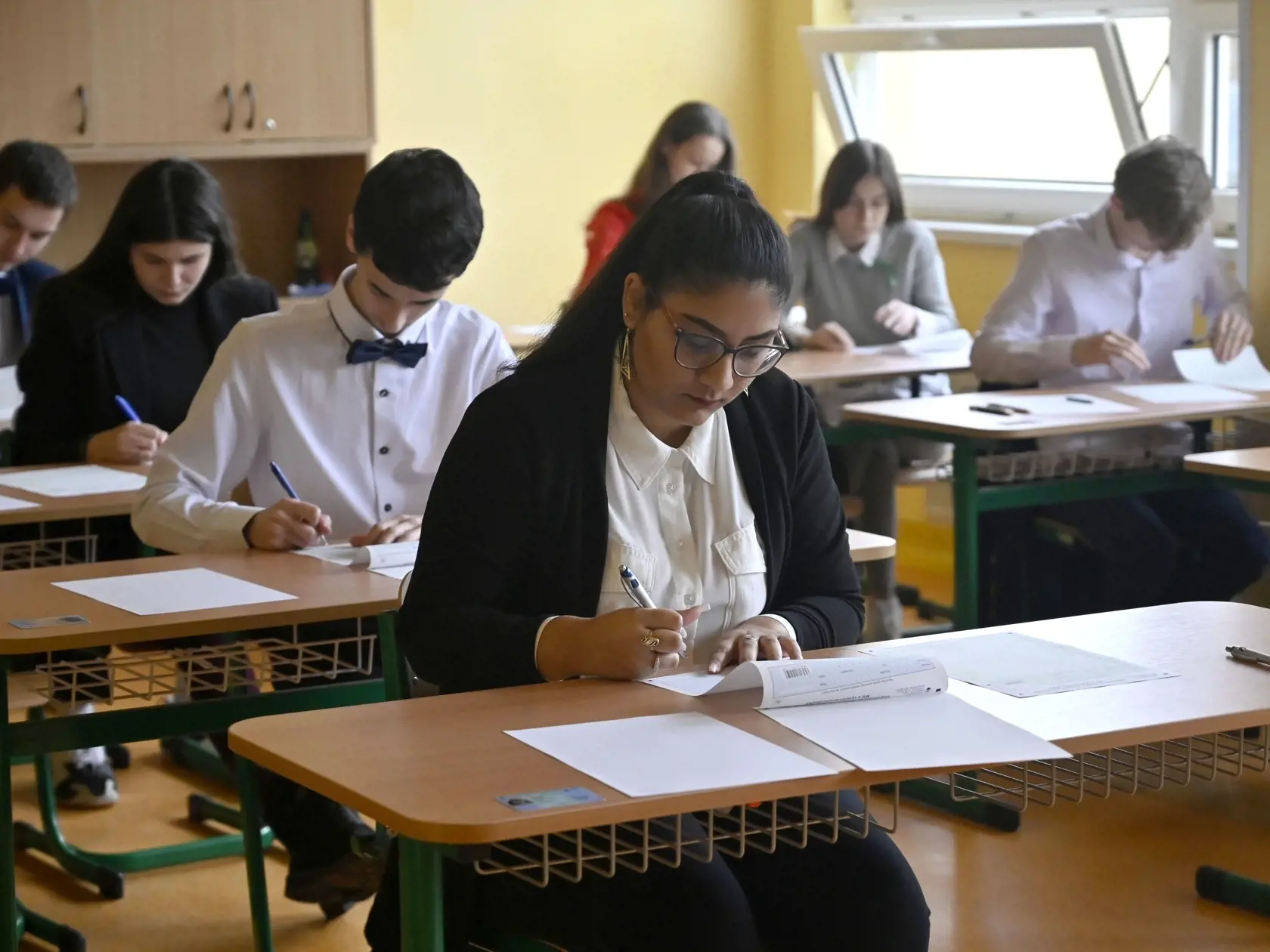 Na snímke študenti Obchodnej akadémie v Trebišove počas písomnej maturitnej skúšky zo slovenského jazyka a literatúry