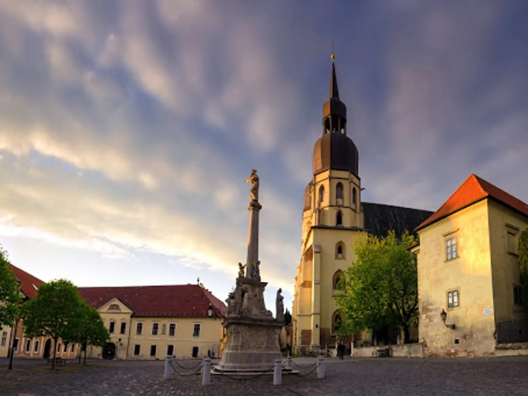 Za pozretie stojí aj bazilika sv. Mikuláša, ktorá sa nachádza v centre Trnavy.