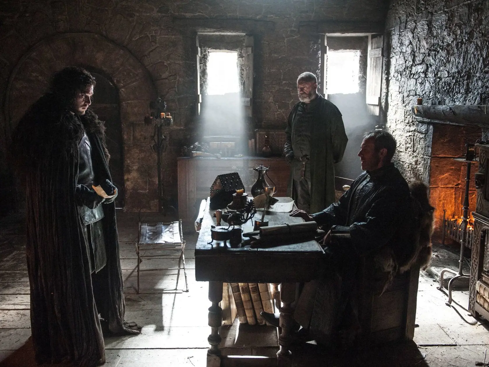 Stannis Baratheon čaká, že strážcovia severu mu pomôžu. 