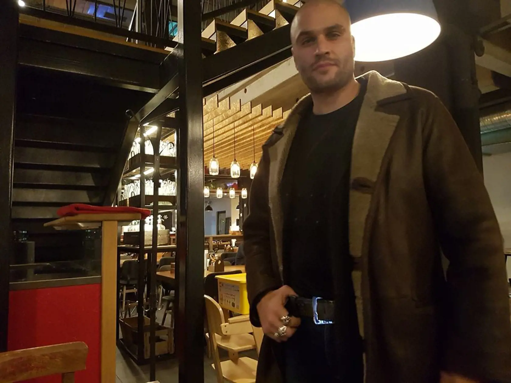 Komik si nedával pozor na slová a speváka poriadne dourážal.