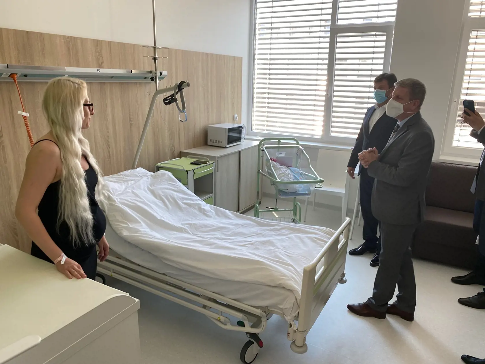 V nemocničnej izbe. Vladimír Lengvarský vošiel počas svojej návštevy v michalovskej nemocnici aj do nemocničnej a potešil a prekvapil rodičku Anetu (31).