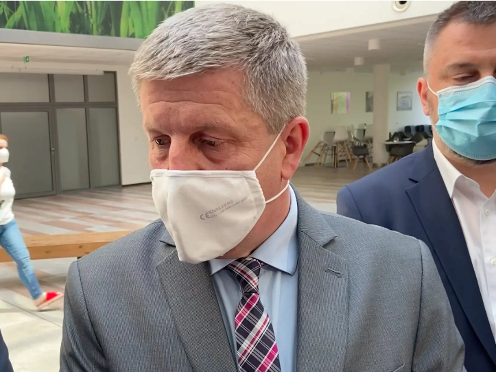 Minister zdravotníctva Vladimír Lengvarský v Michalovciach, v pozadí riaditeľ michalovskej nemocnice Marián Haviernik.